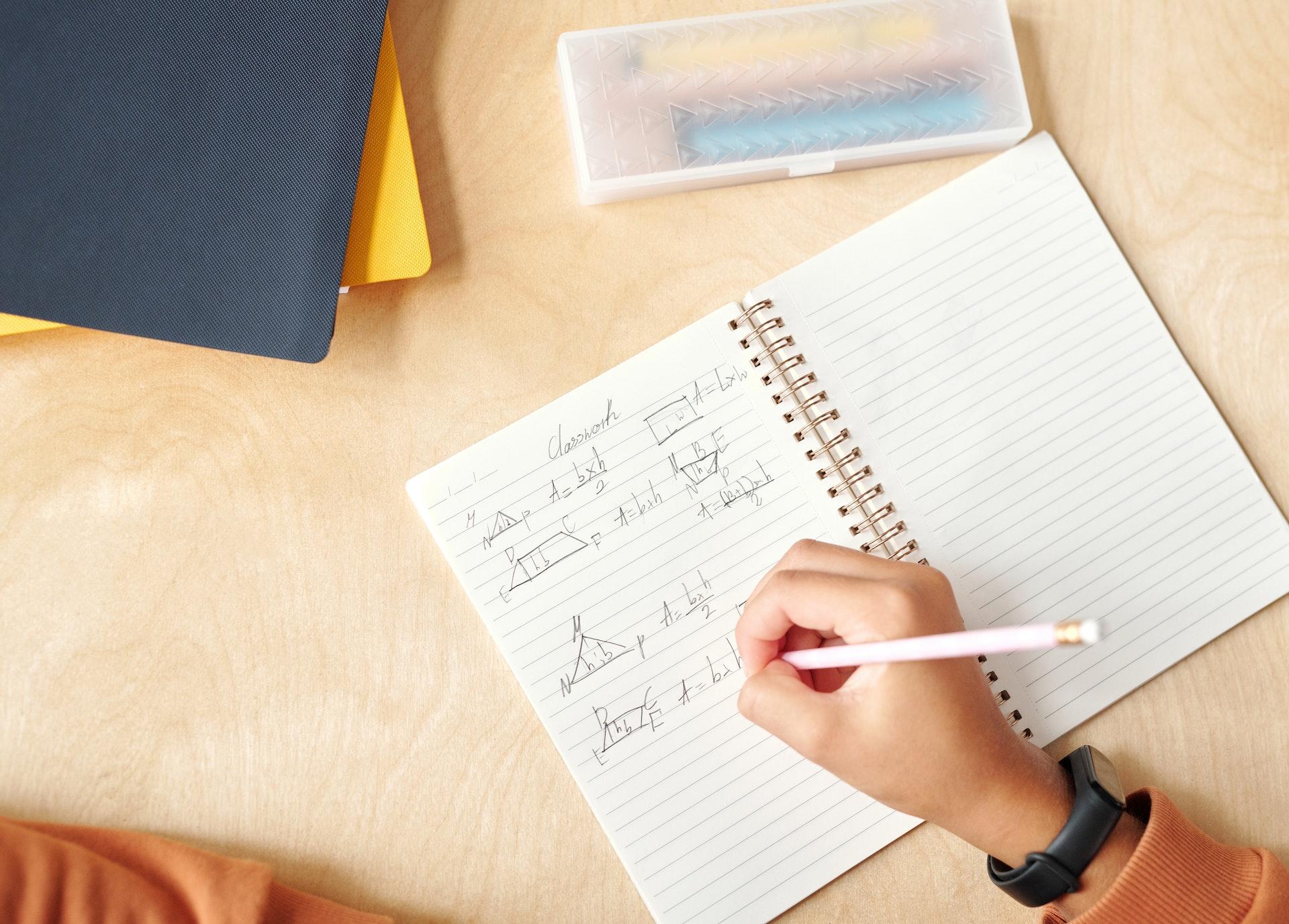 caderno com contas