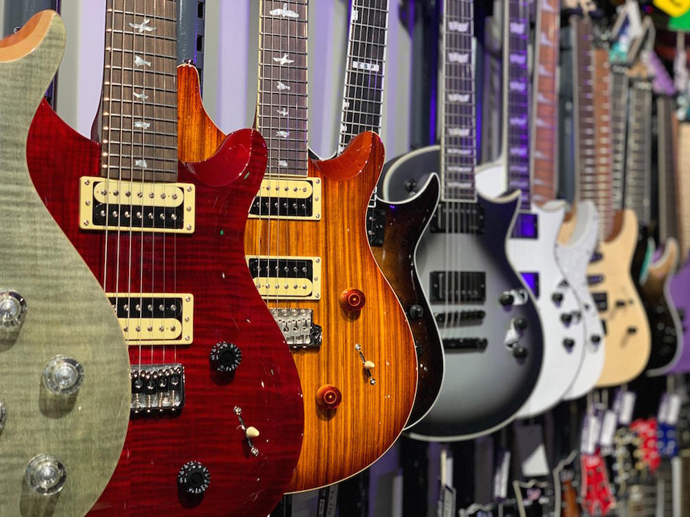 Várias guitarras suspensas