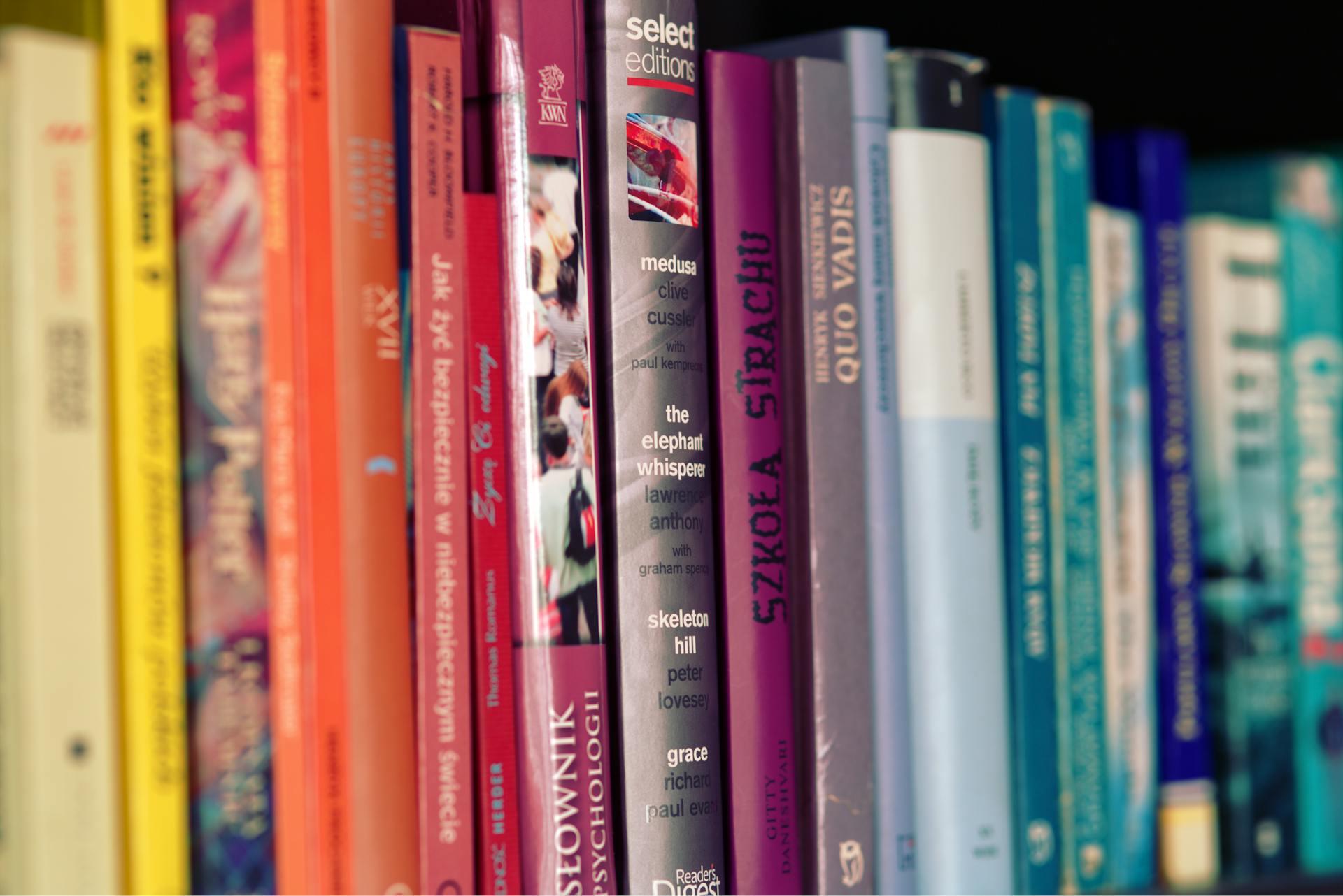 conjunto de livros em prateleira