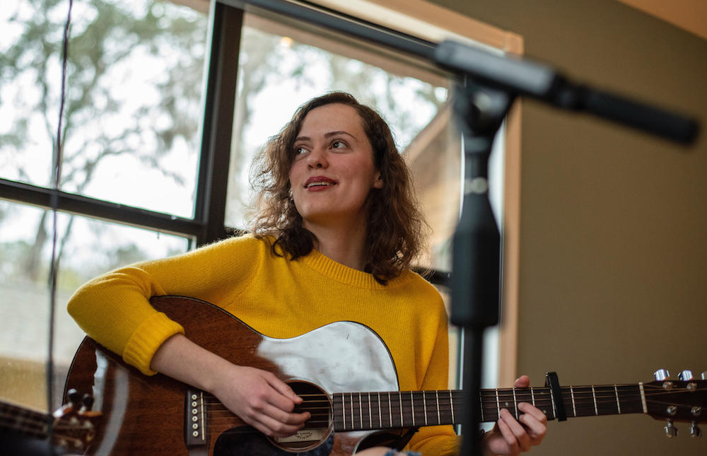 Professora de guitarra a tocar