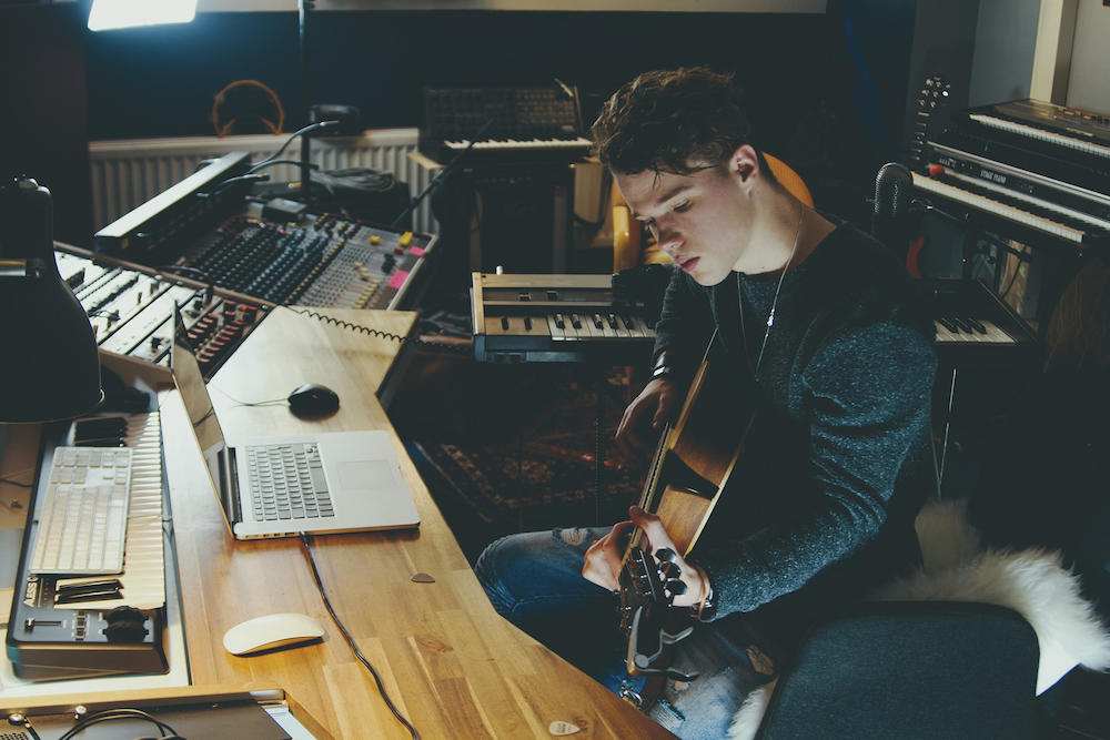 Professor de guitarra dá aulas online no seu estúdio