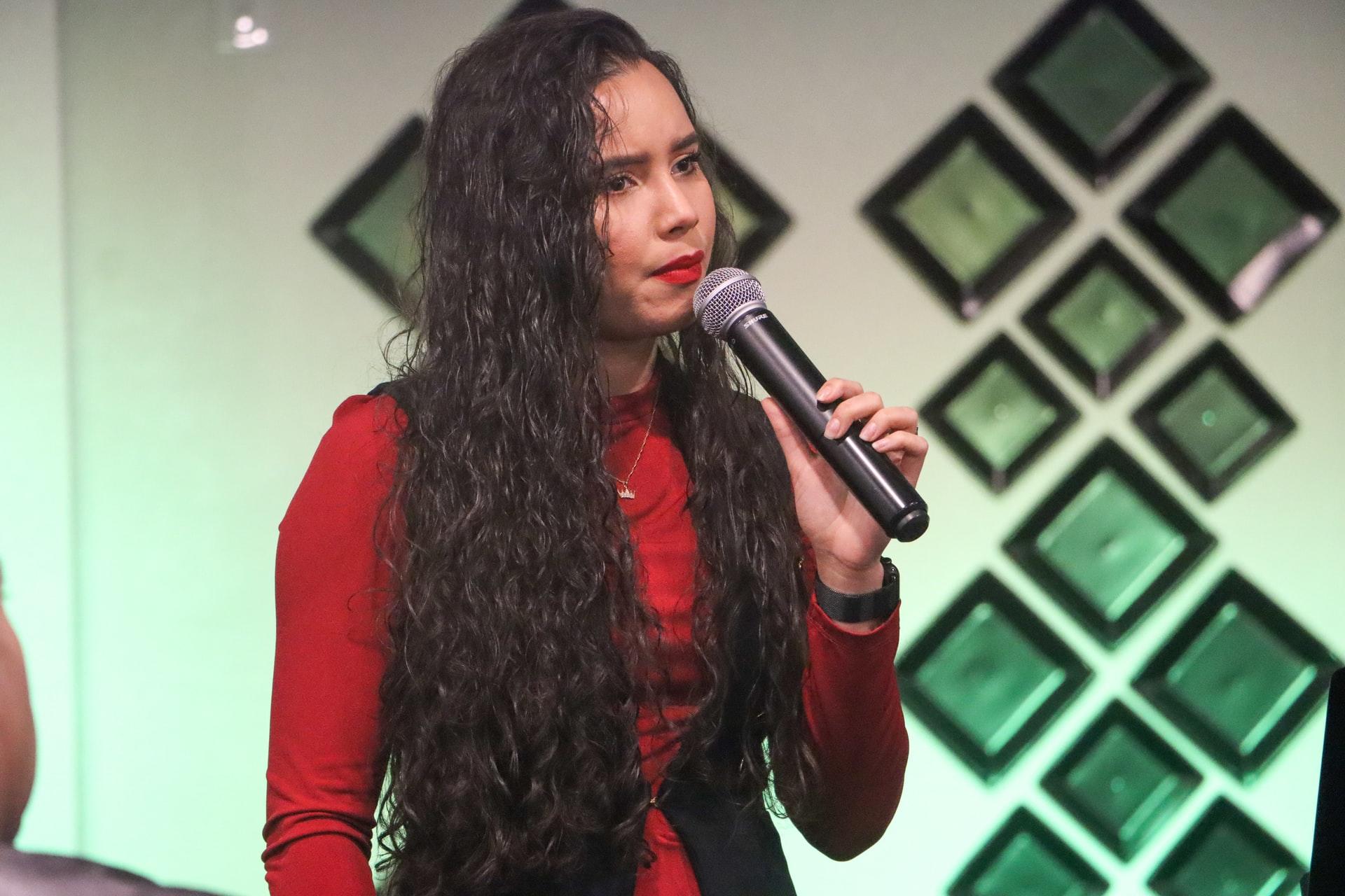 mulher com microfone na mao