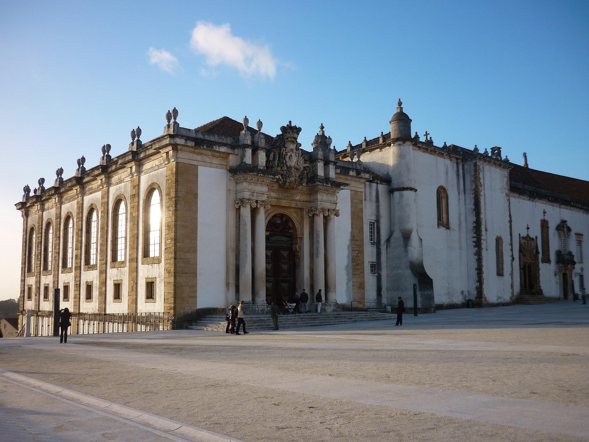 Uma fotografia da praça principal da reitoria da Universidade de Coimbra