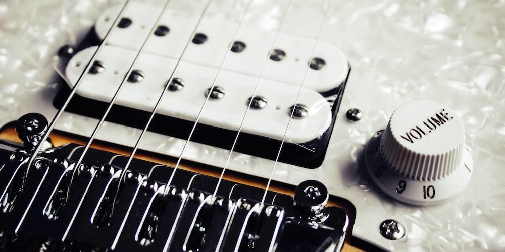 Cordas de uma guitarra eletrica.