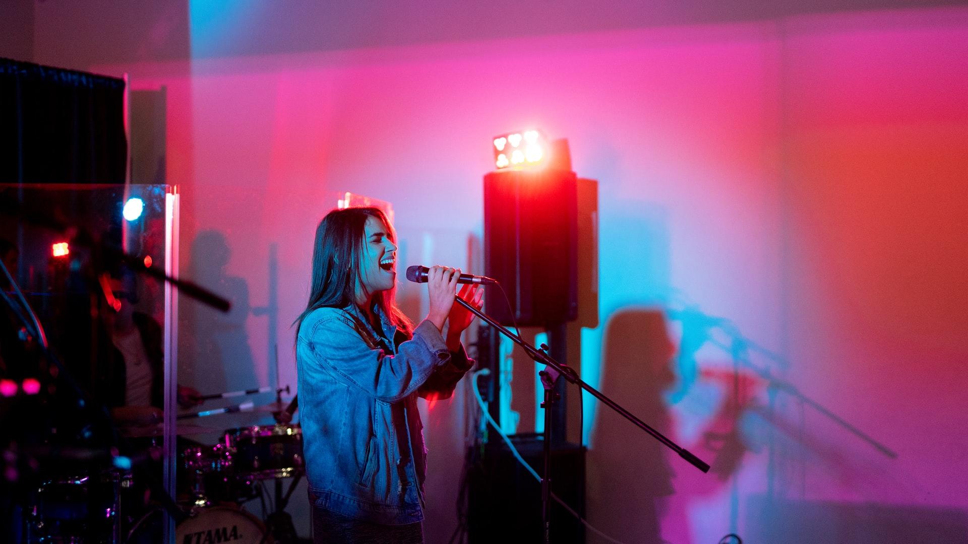 cantora num ensaio