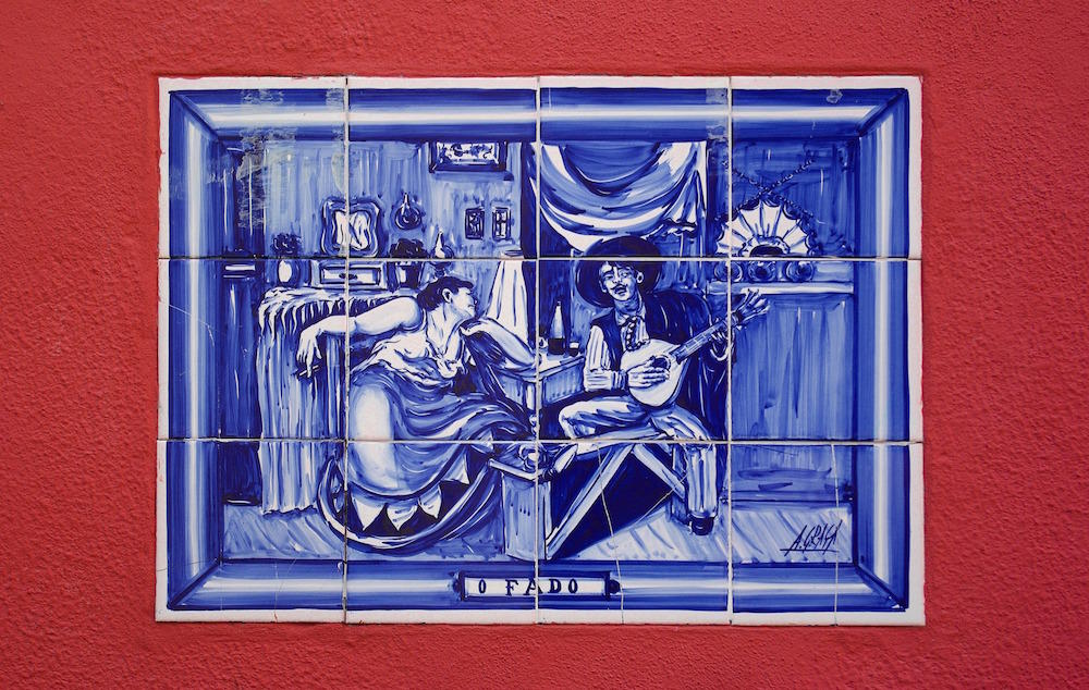Azulejo que ilustra um momento tradicional de Fado