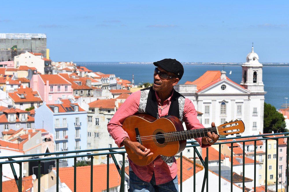 Guitarrista toca música em varanda de Alfama, em Lisboa