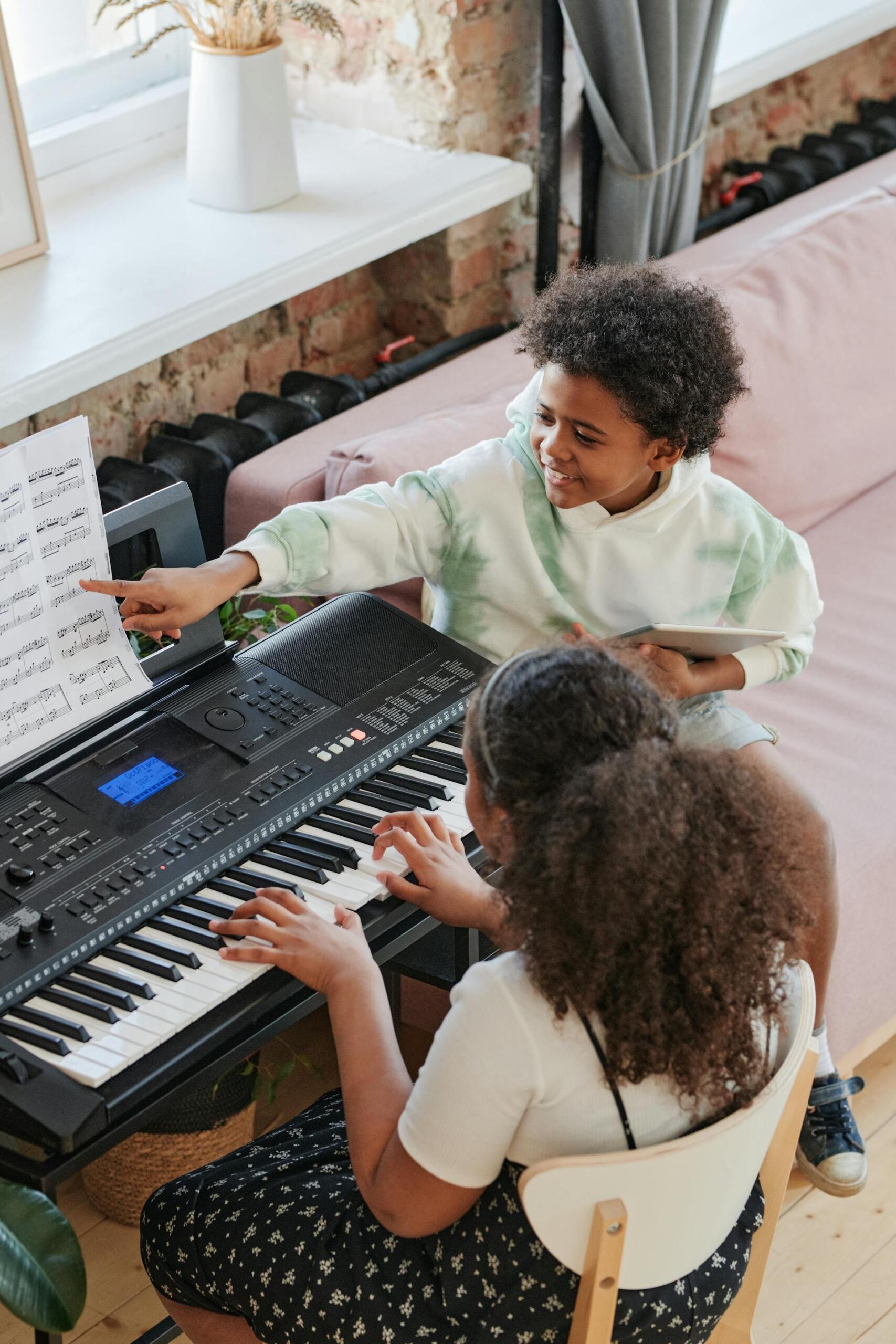duas crianças a brincar com piano