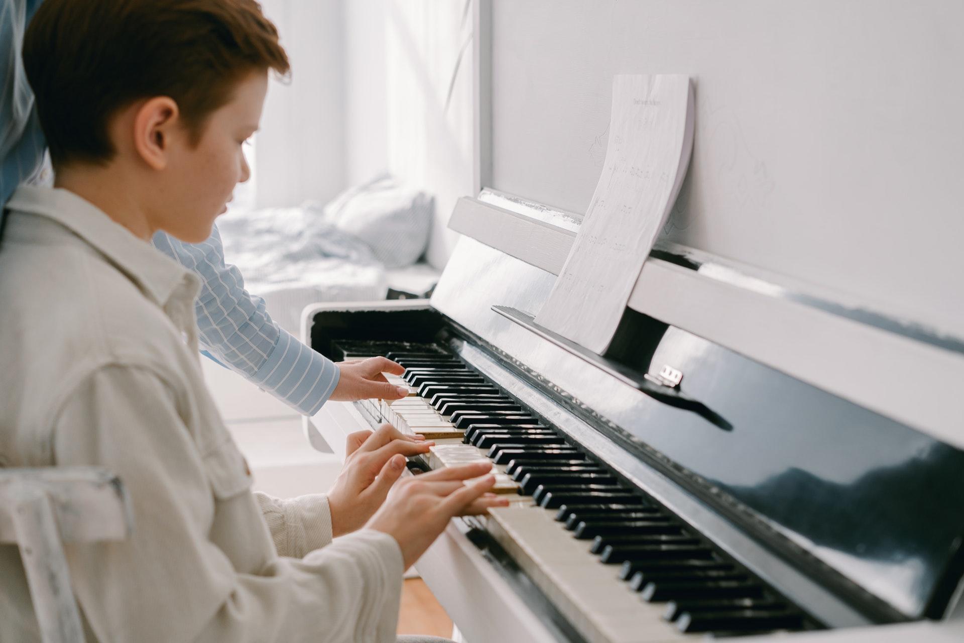 Ter aulas de piano enquanto criança é uma mais valia