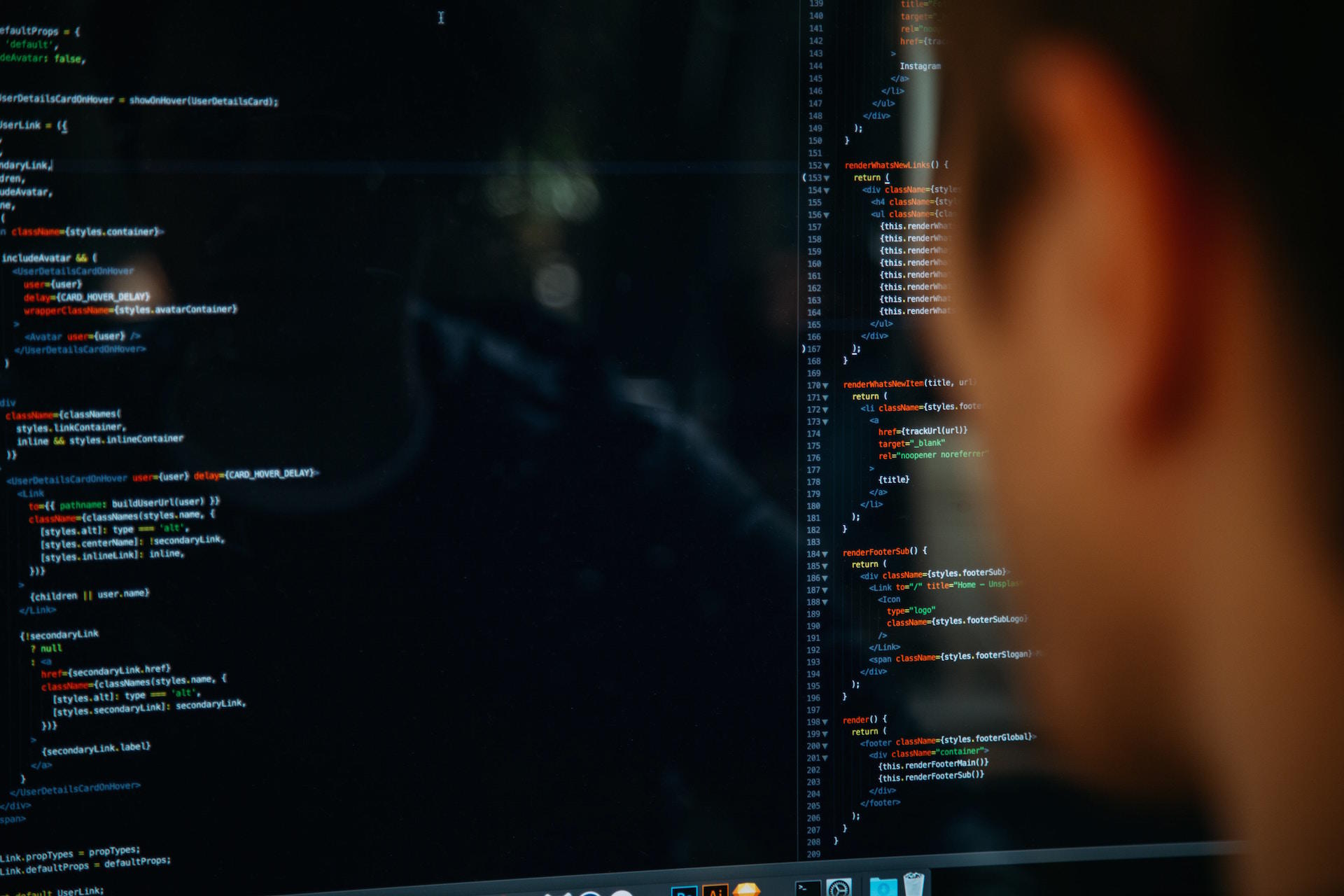 Homem olha para ecrã com linguagem de programação