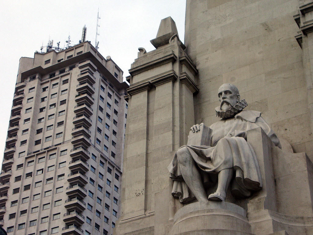 Uma fotografia da estátua da personagem de Cervantes, D. Quixote de La Mancha.