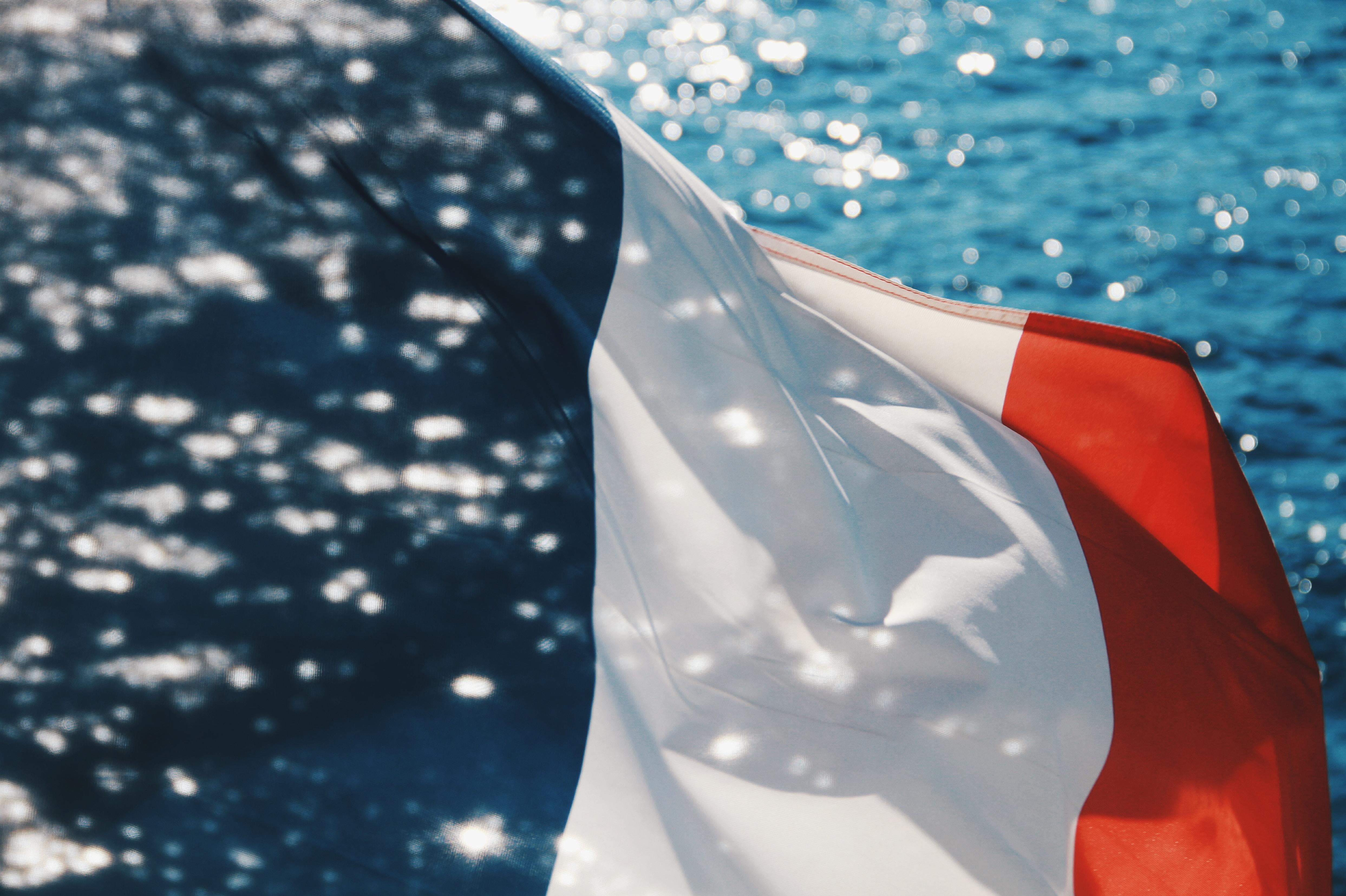 Bandeira de Franca sobre água do mar