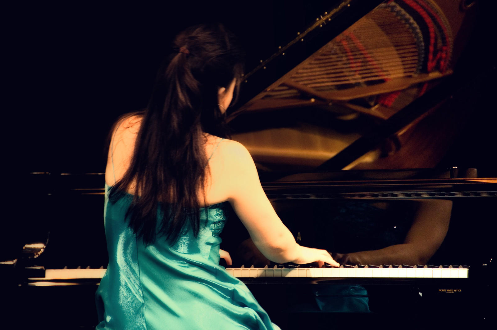 Uma solista ao piano, num concerto.