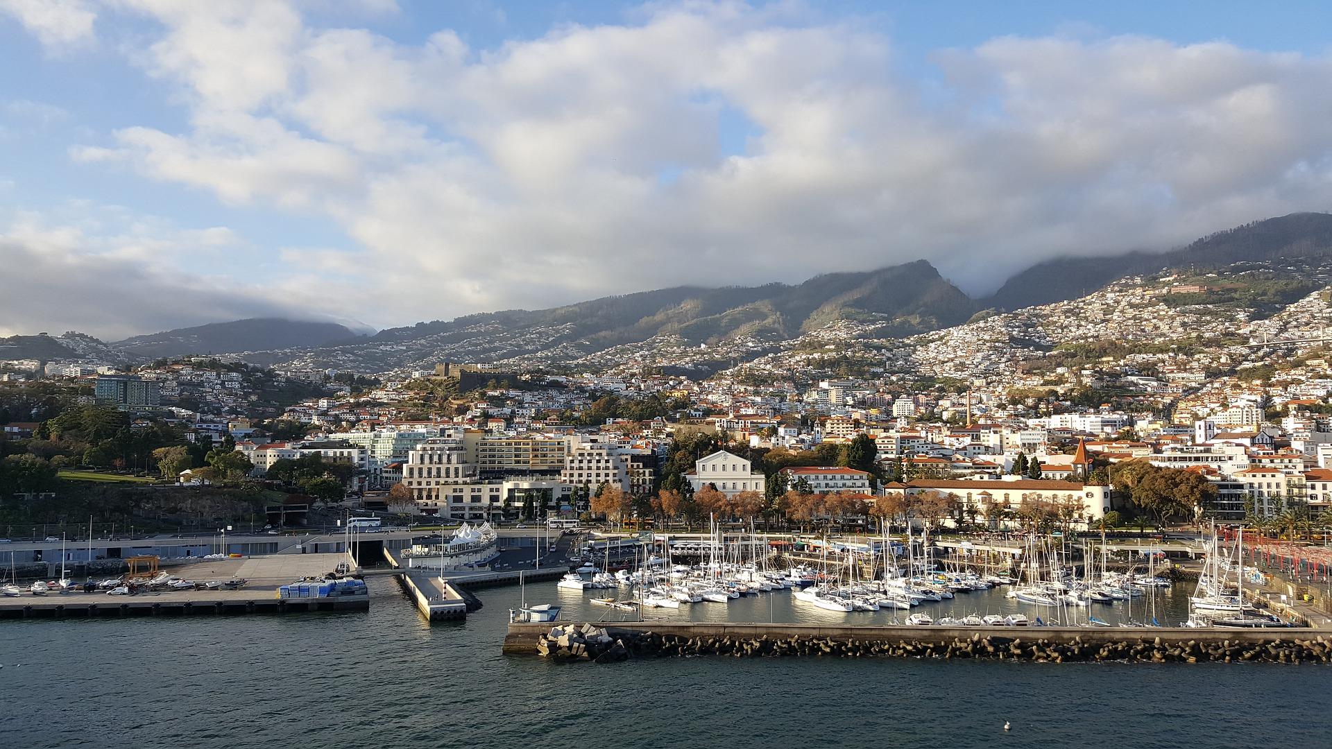 vista sobre a cidade do Funchal na Madeira