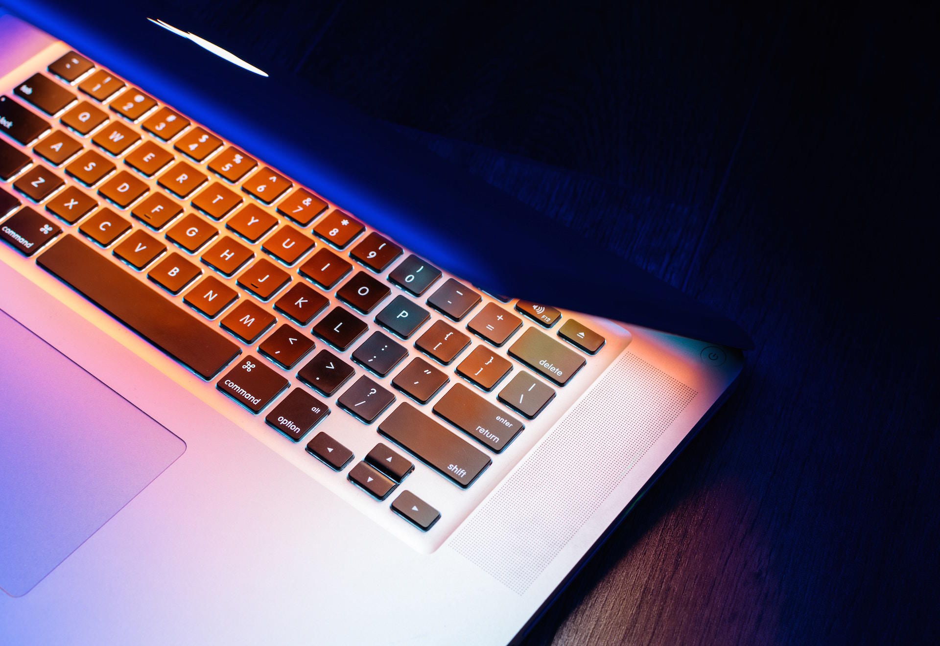 Computador com ecrã iluminado em cima da mesa