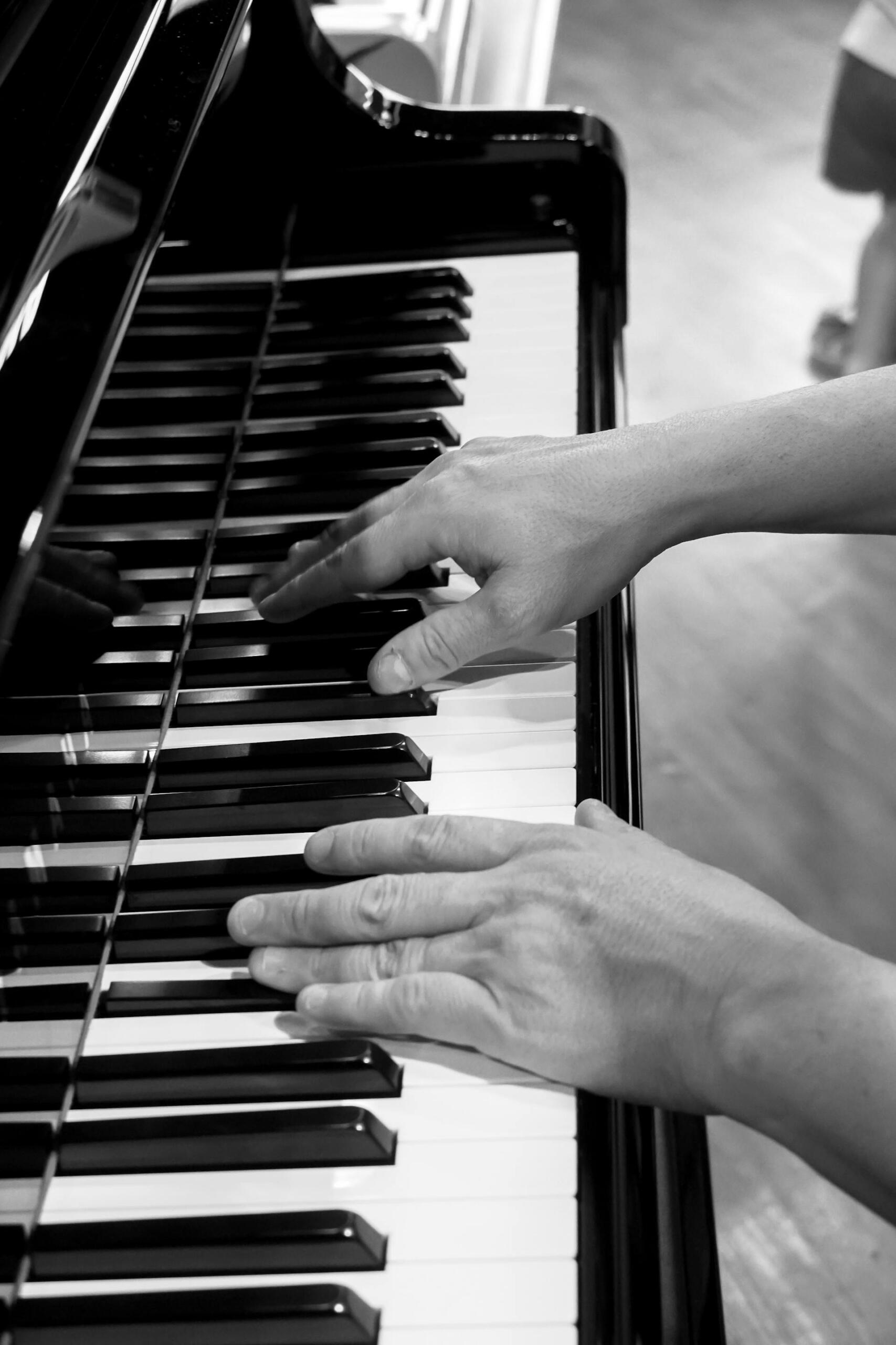 imagem a preto e branco de pessoa a tocar piano
