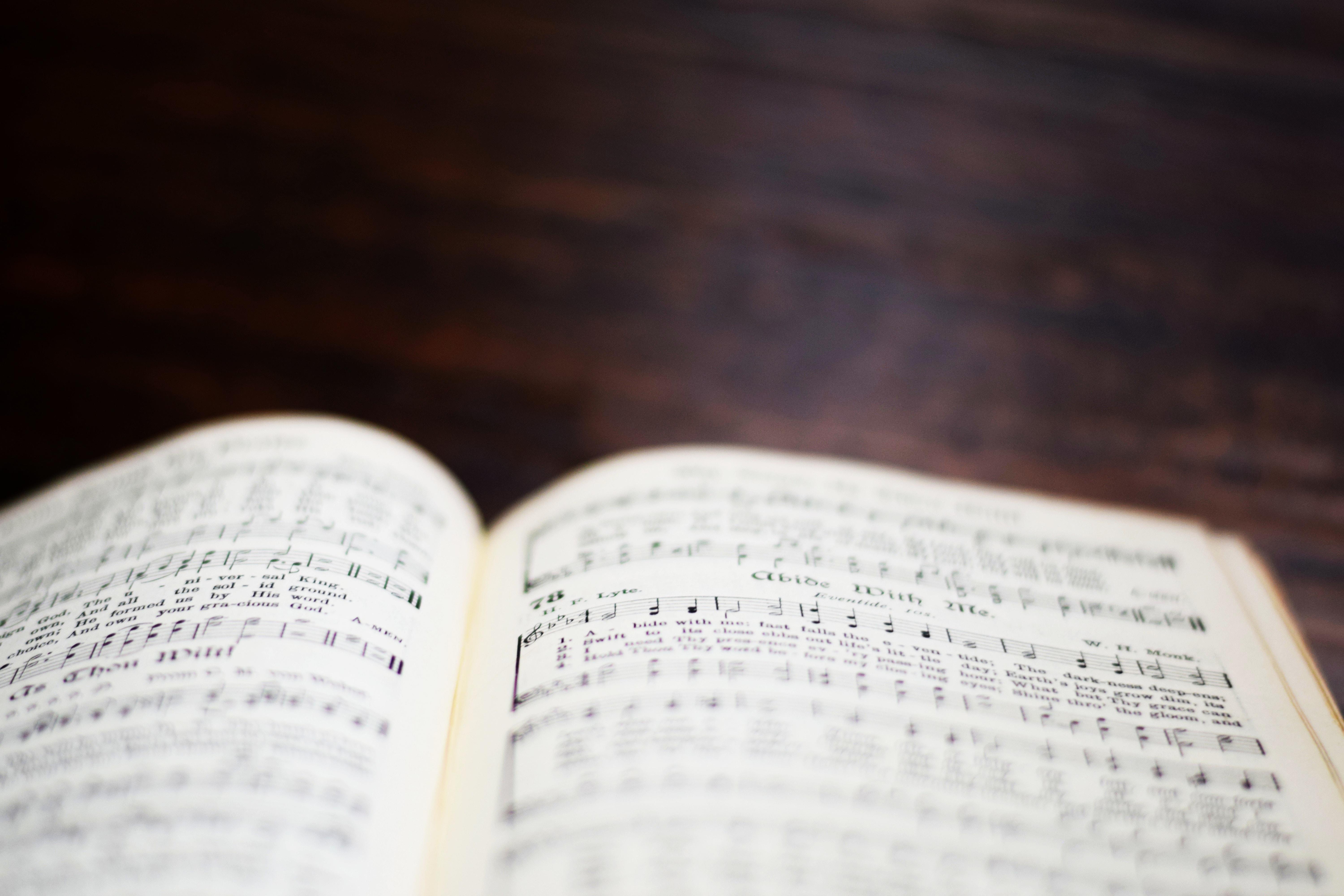 Um livro de partituras musicais em cima de uma mesa de madeira.