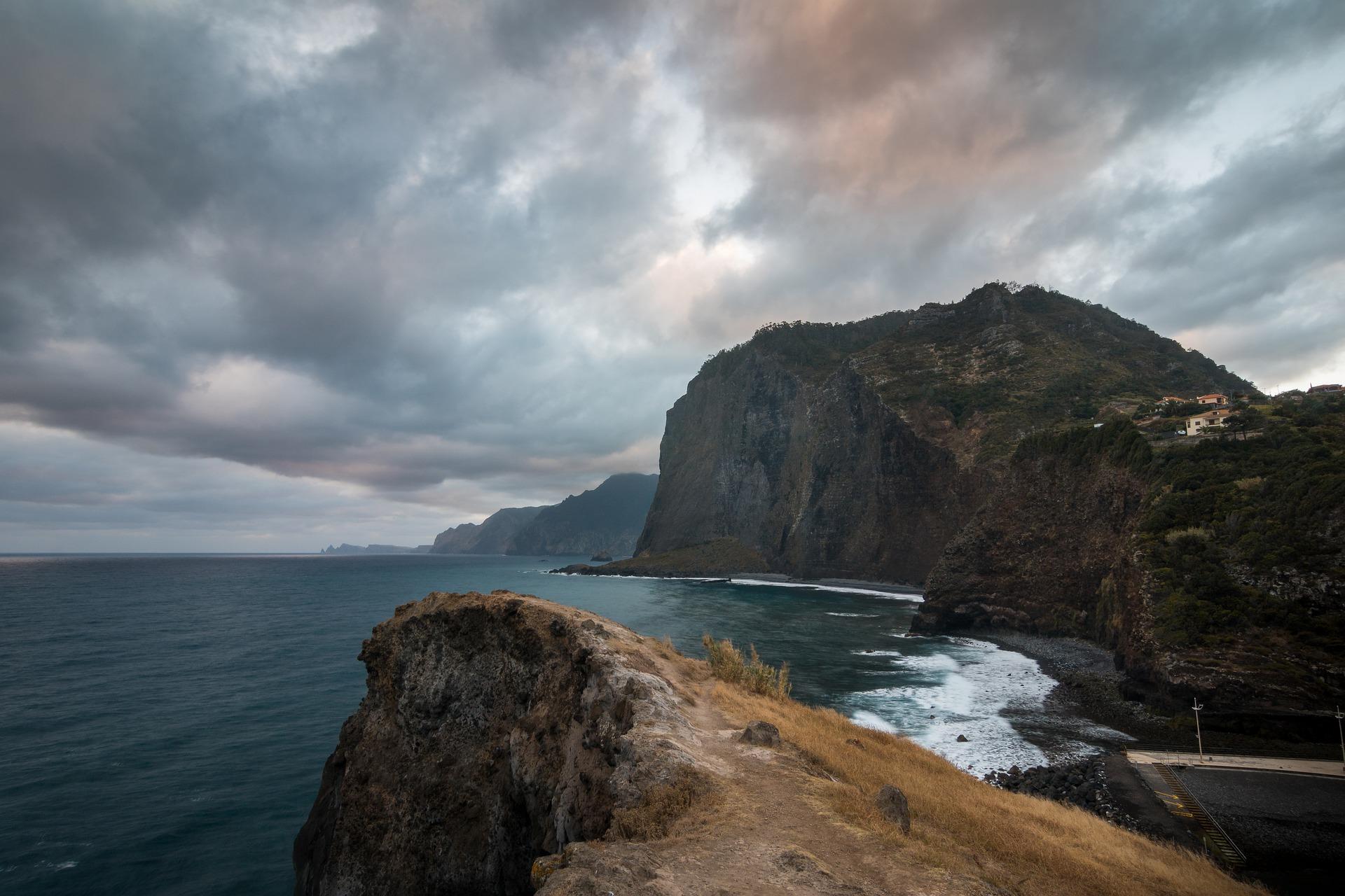 Uma fotografia das escarpas da ilha da Madeira.