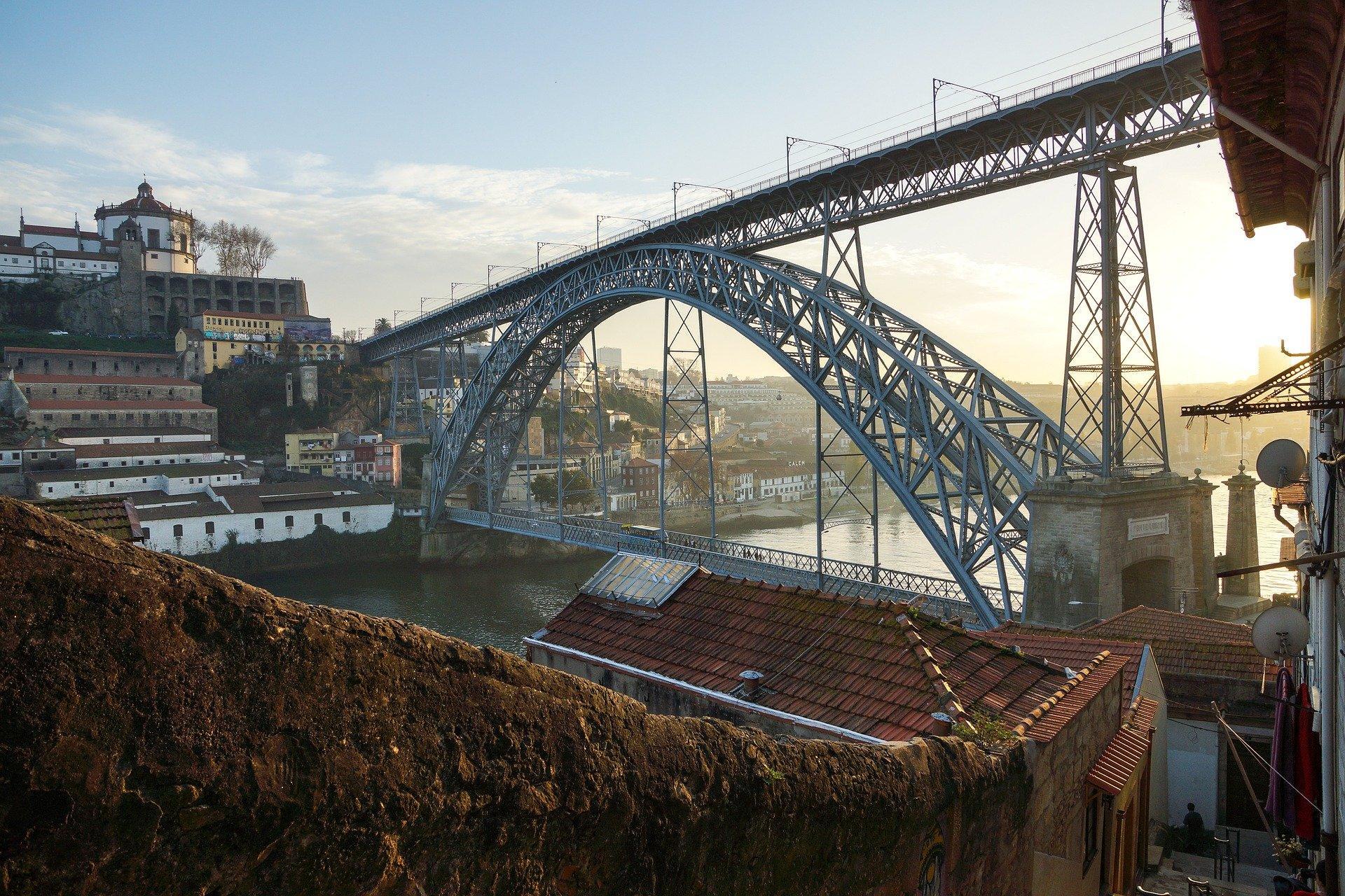 Uma fotografia da ponte Luís I, na cidade do Porto.