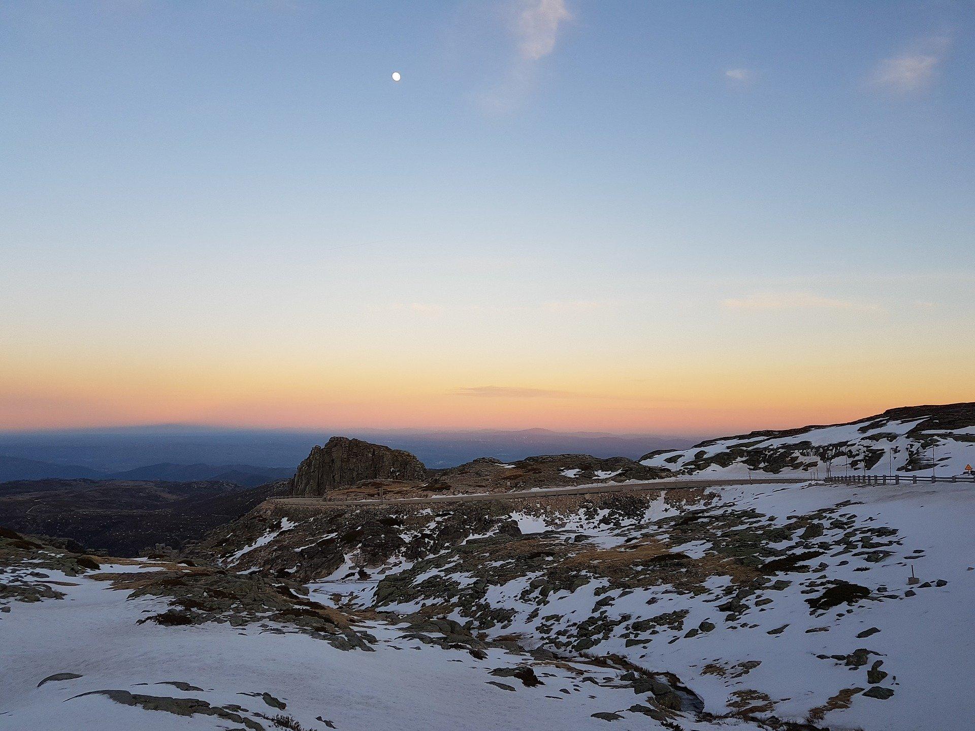 Paisagem do pôr do sol na Serra da Estrela coberta de neve, perto de Viseu.