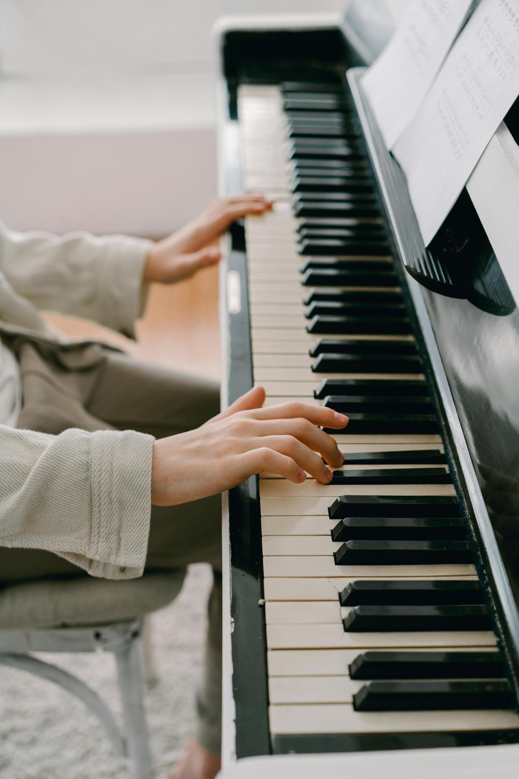 duas mãos a tocar piano
