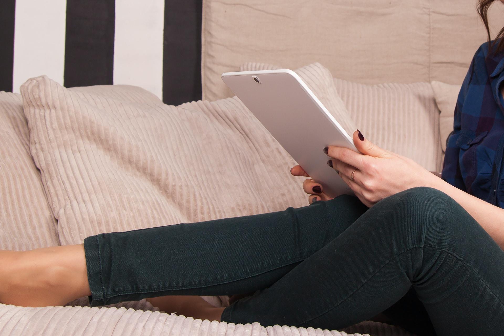 pessoa a segurar um tablet