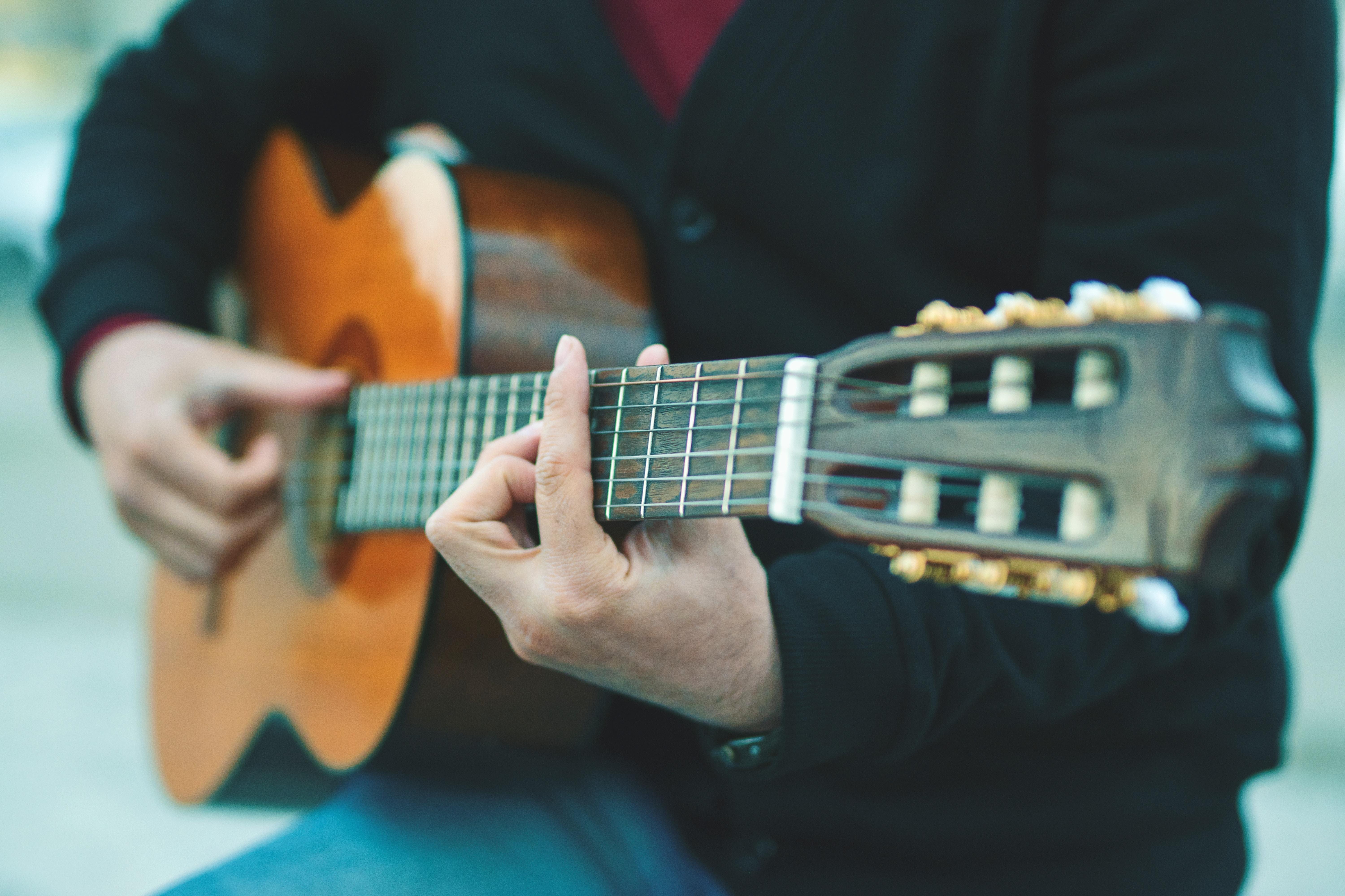 Homem a tocar guitarra