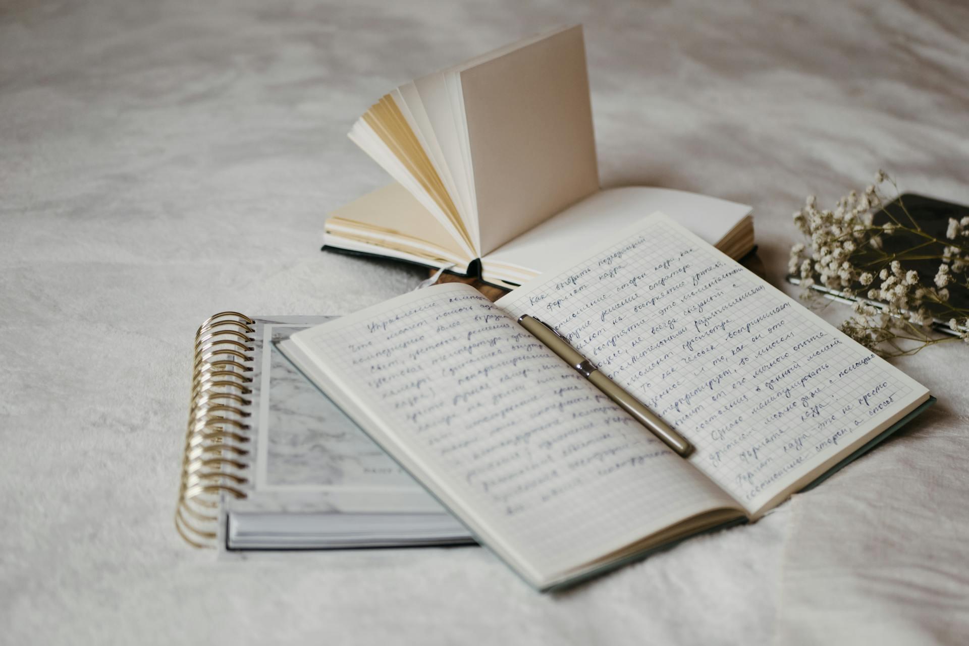 caderno aberto com coisas escritas