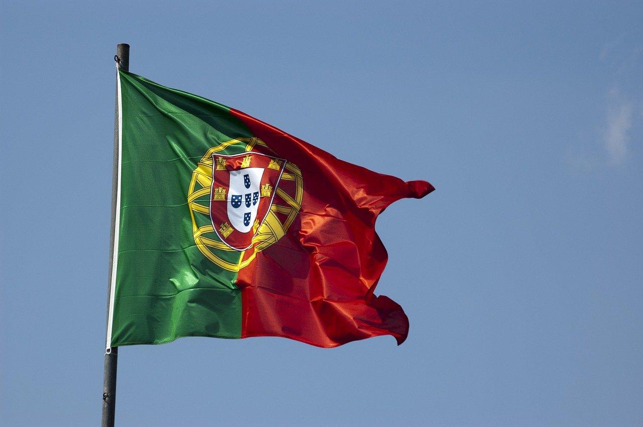 Bandeira de Portugal hasteada