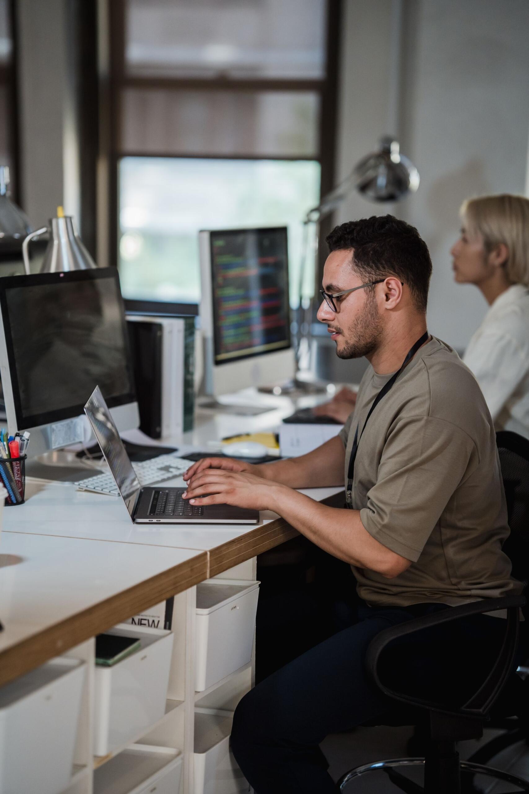 homem sentado à frente de computador