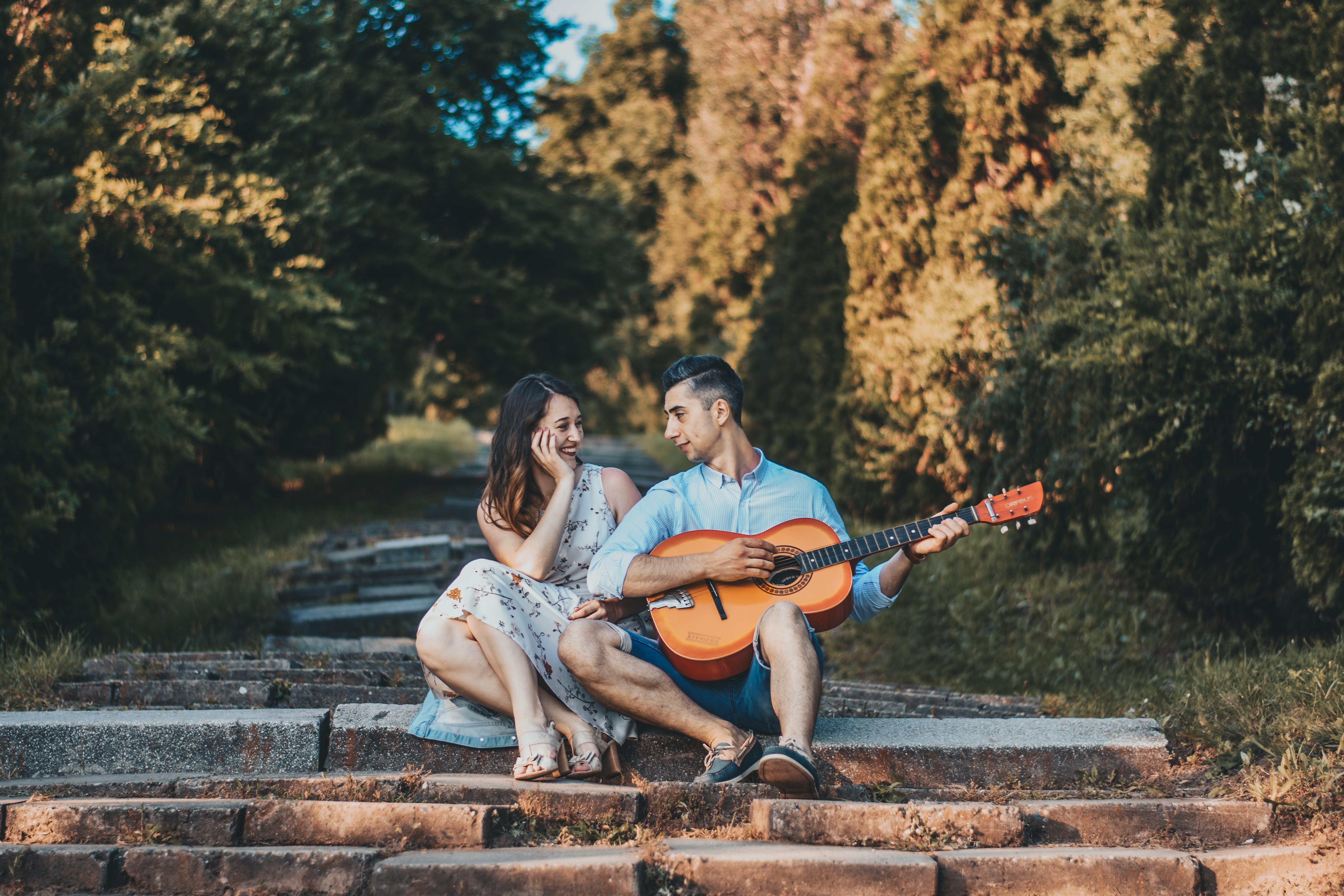 Rapariga e rapaz com guitarra