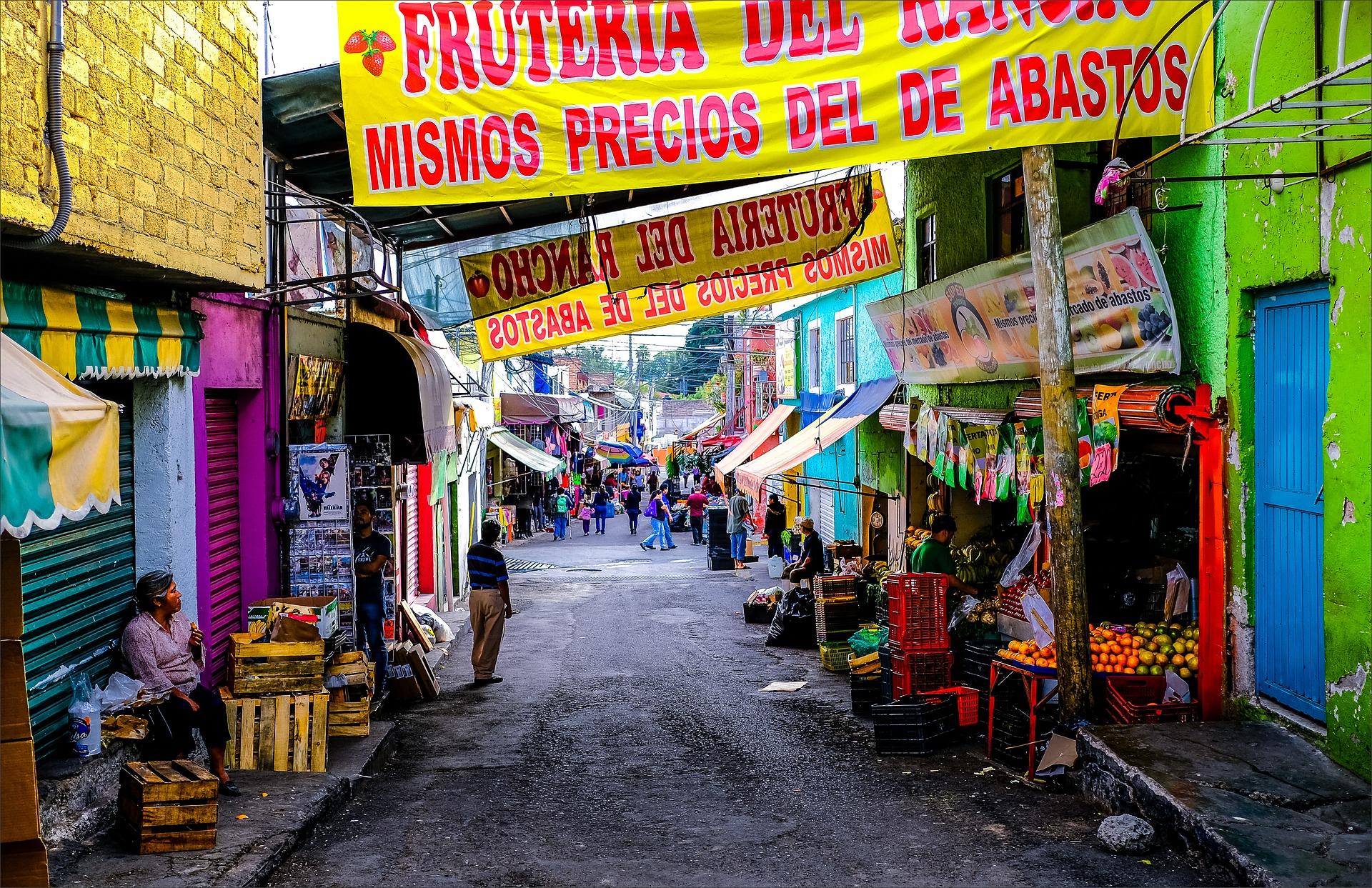 As ruas de um mercado no México.