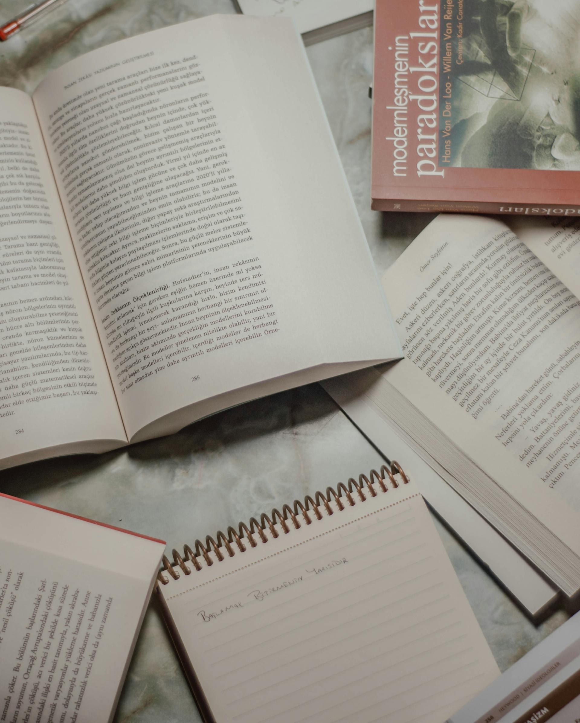 vários livros e cadernos abertos