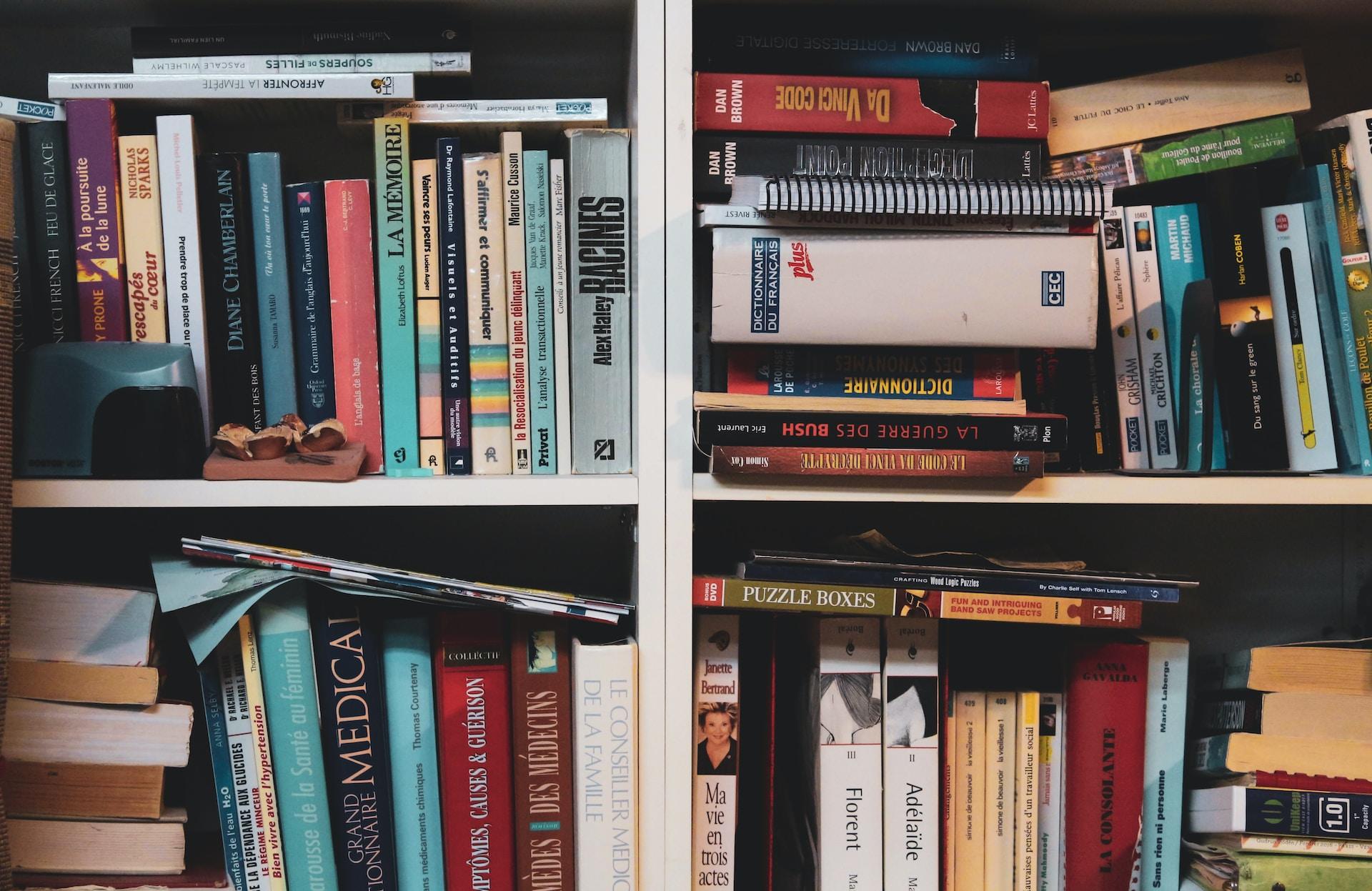 estante cheia de livros