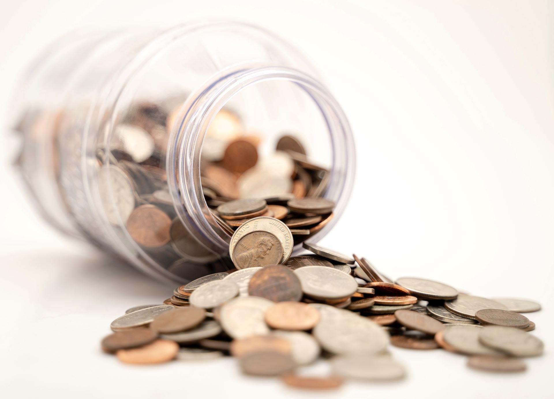 Pote transparente com moedas