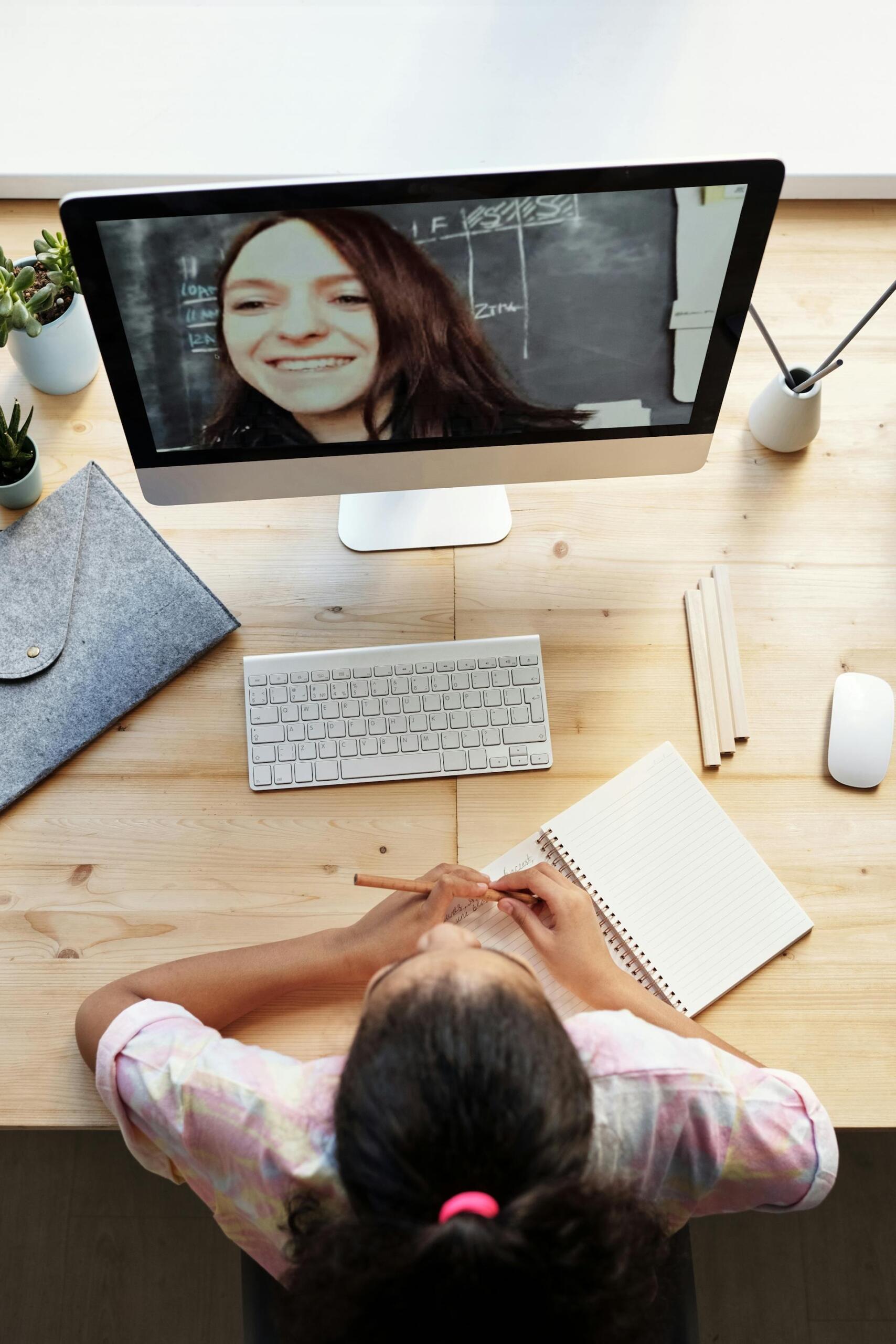 menina e mulher a conversar por computador