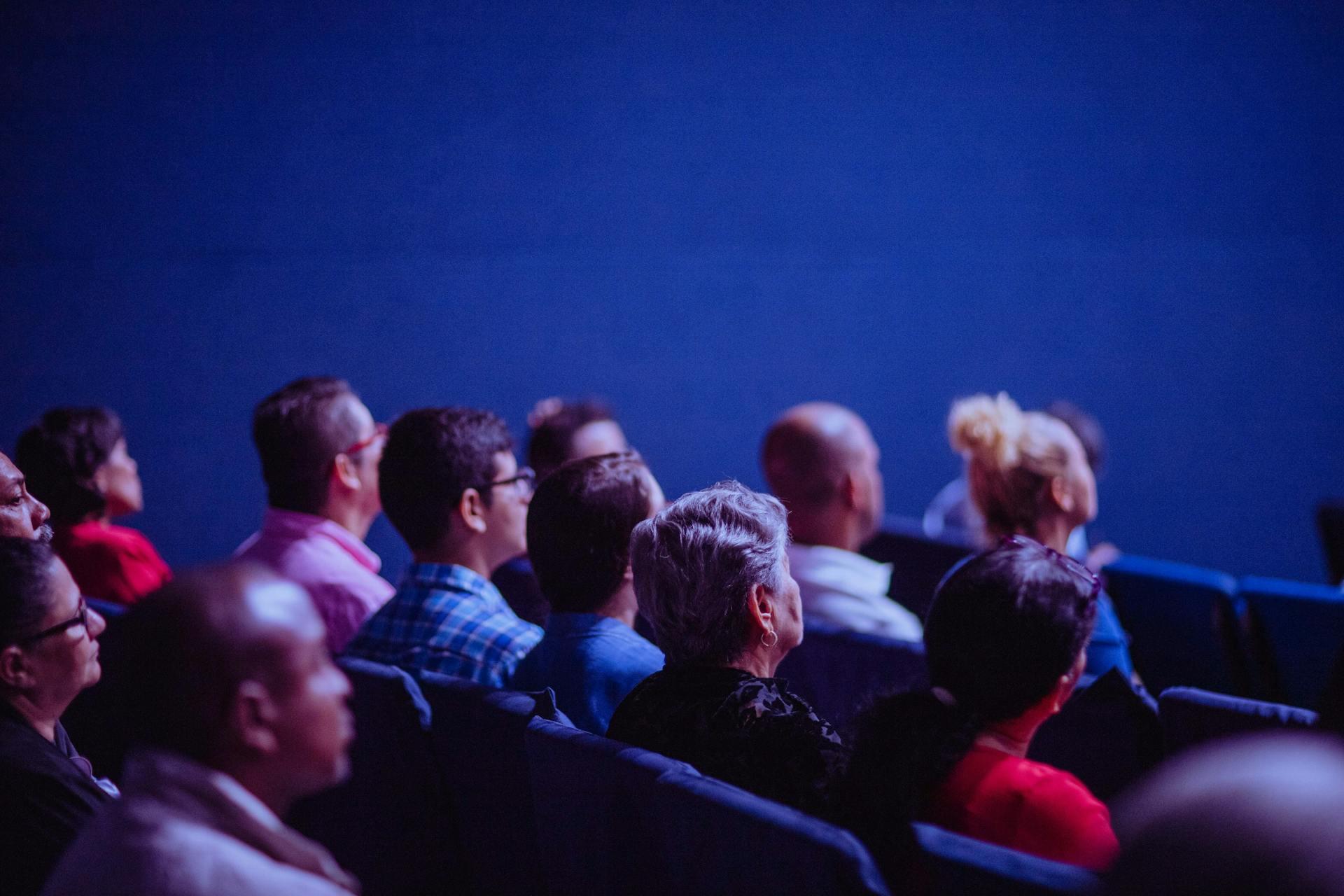 pessoas em sala de cinema