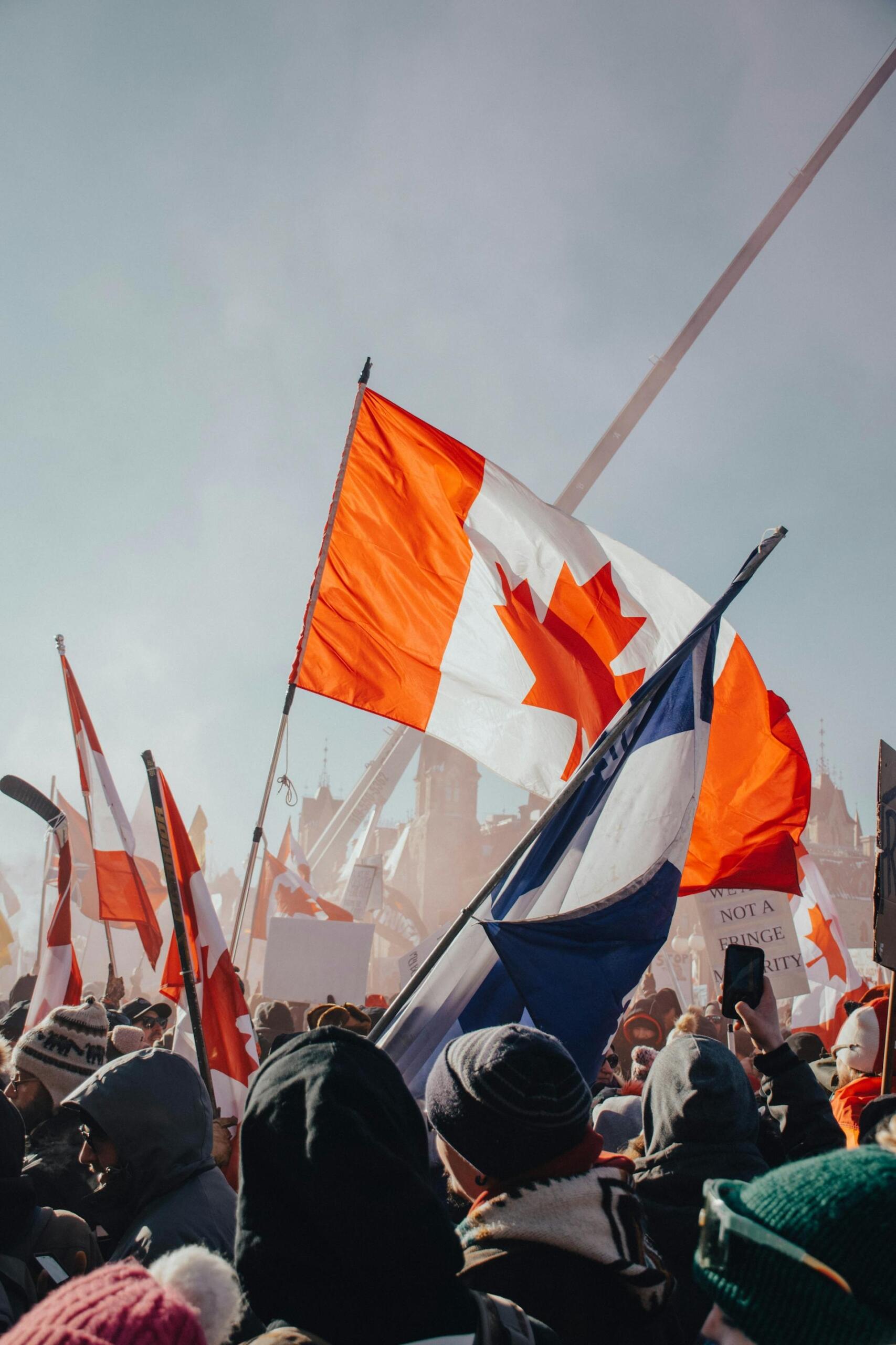multidão de pessoas com bandeira do canadá
