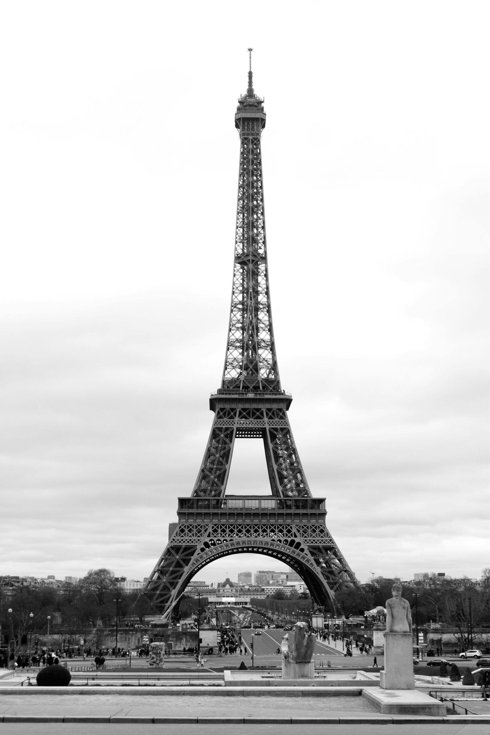 foto da torre Eiffel a preto e branco