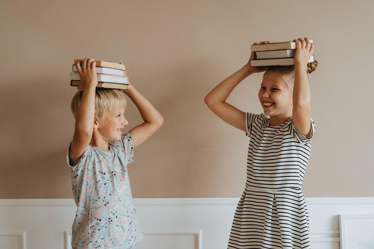 meninas com livros na cabeça