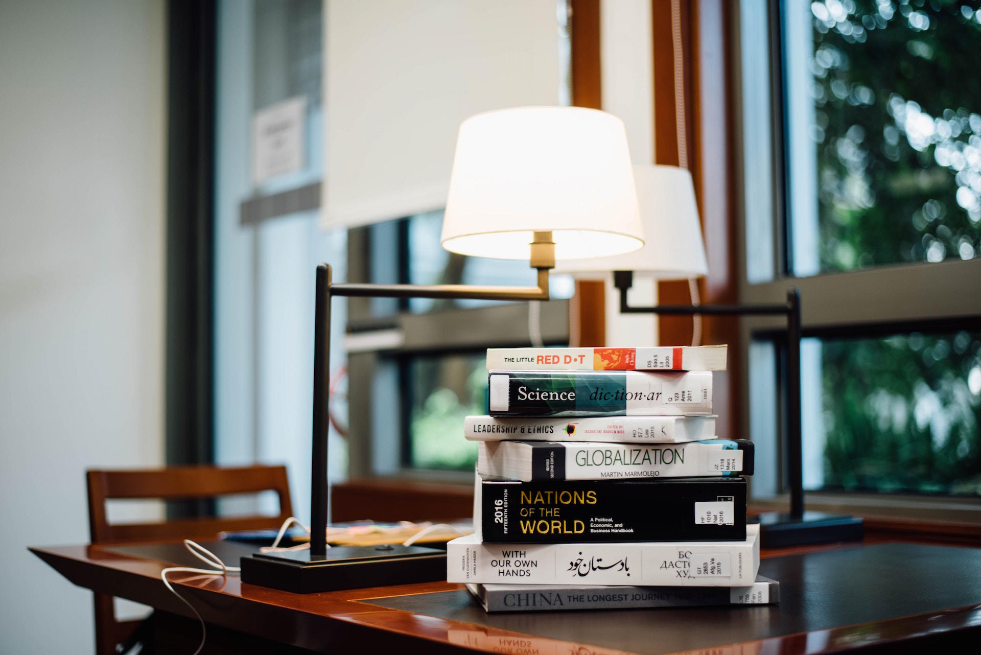 Pilha de livros sobre tecnologia