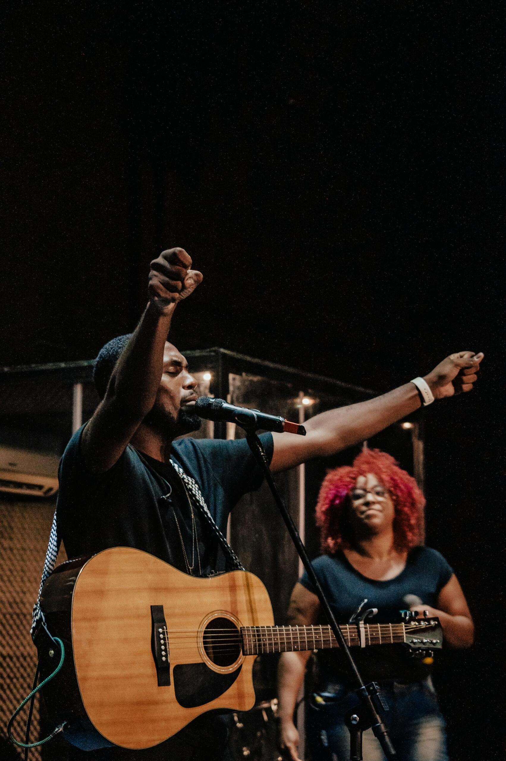 musico no palco com viola