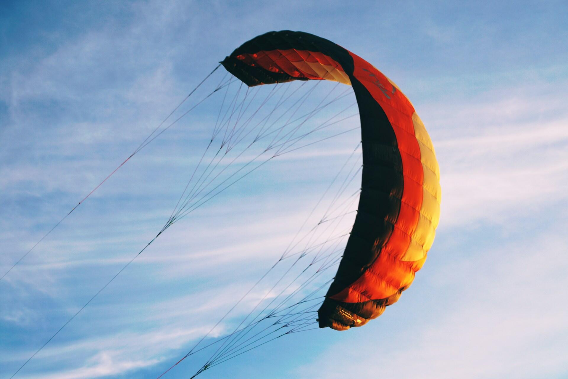 parapente a voar bandeira alemã
