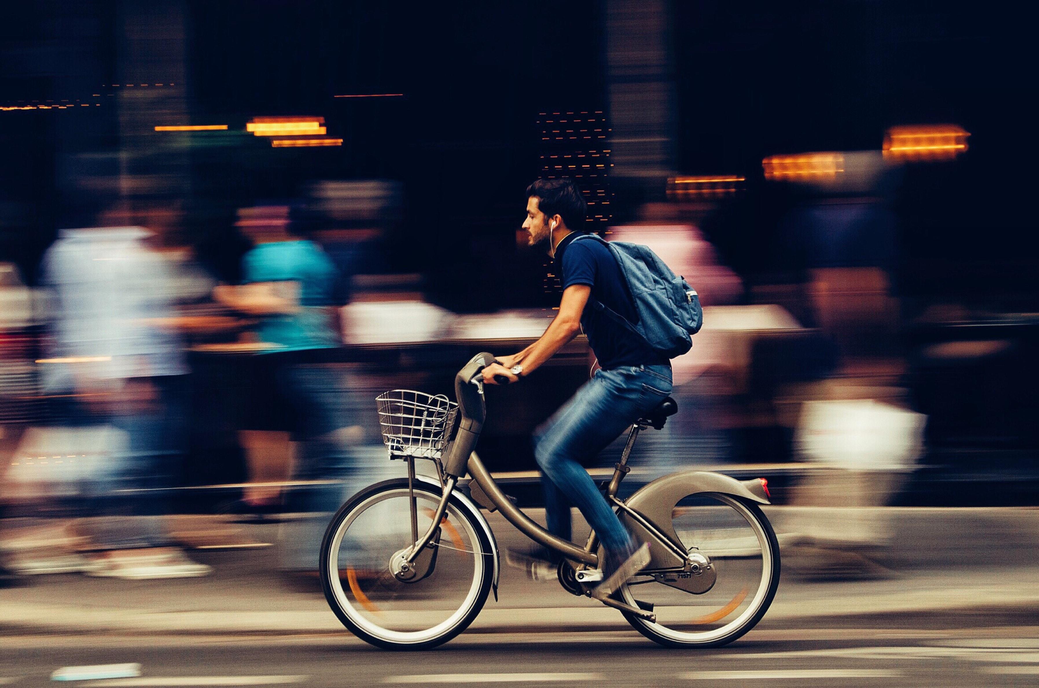 Pedalar para o trabalho é uma excelente maneira de realizar exercício