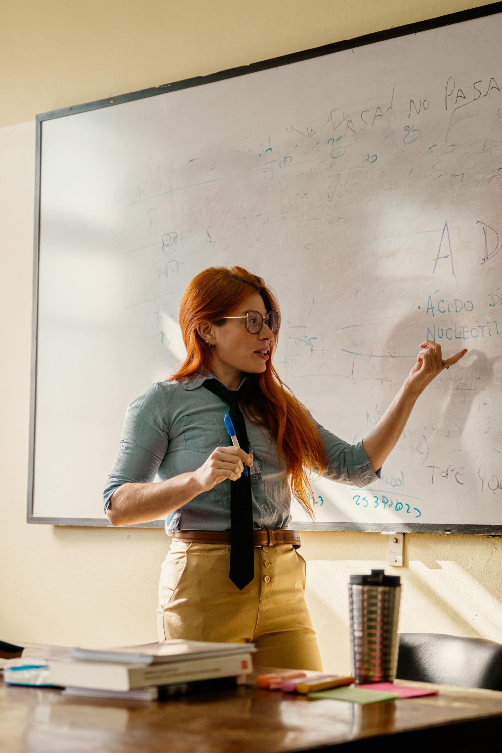 professora a escrever no quadro