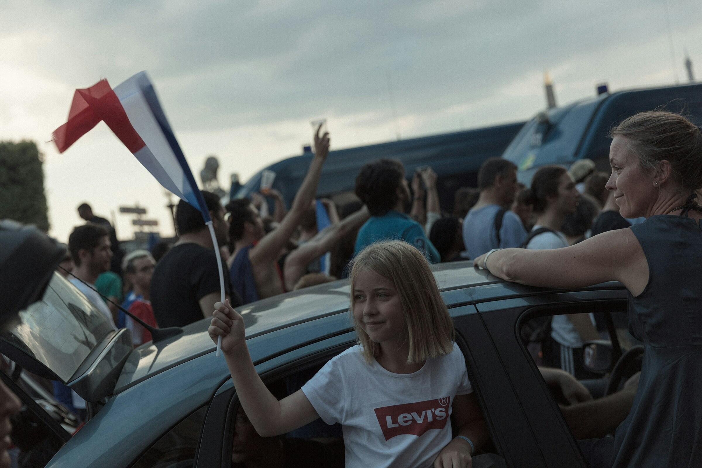 rapariga com bandeira francesa na mão