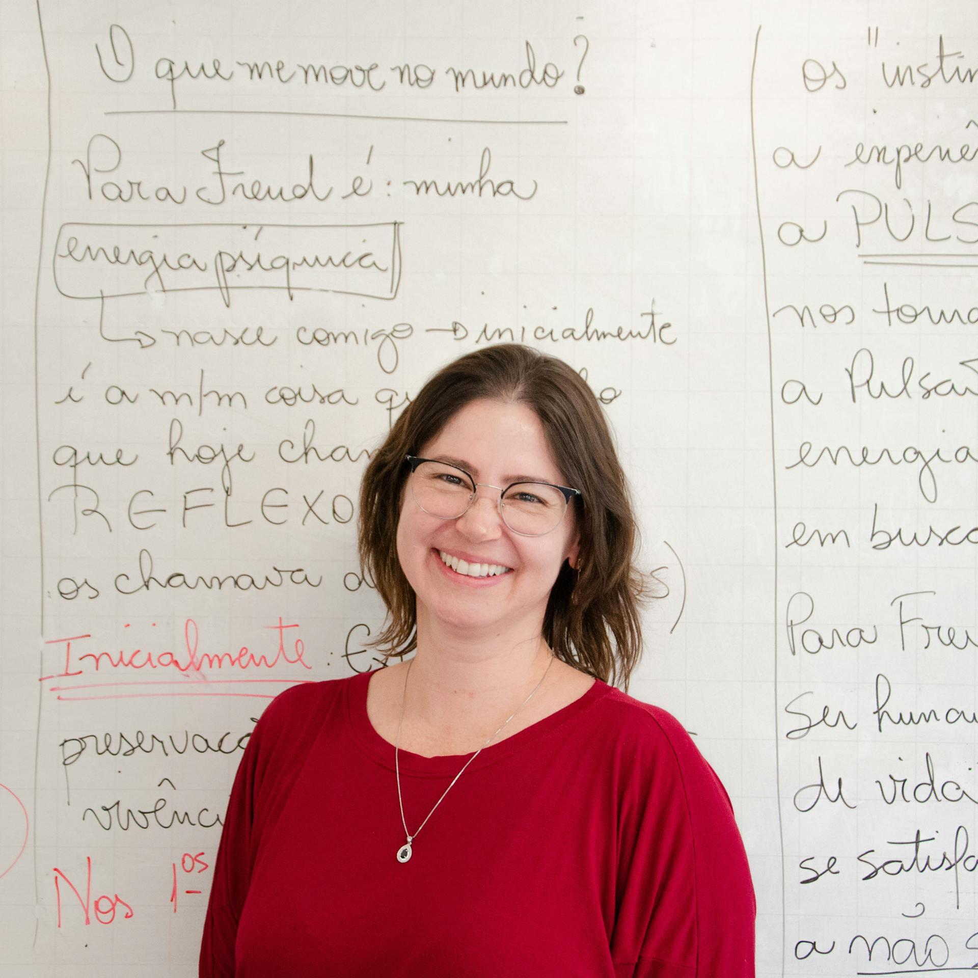 mulher em frente a quadro com texto em português