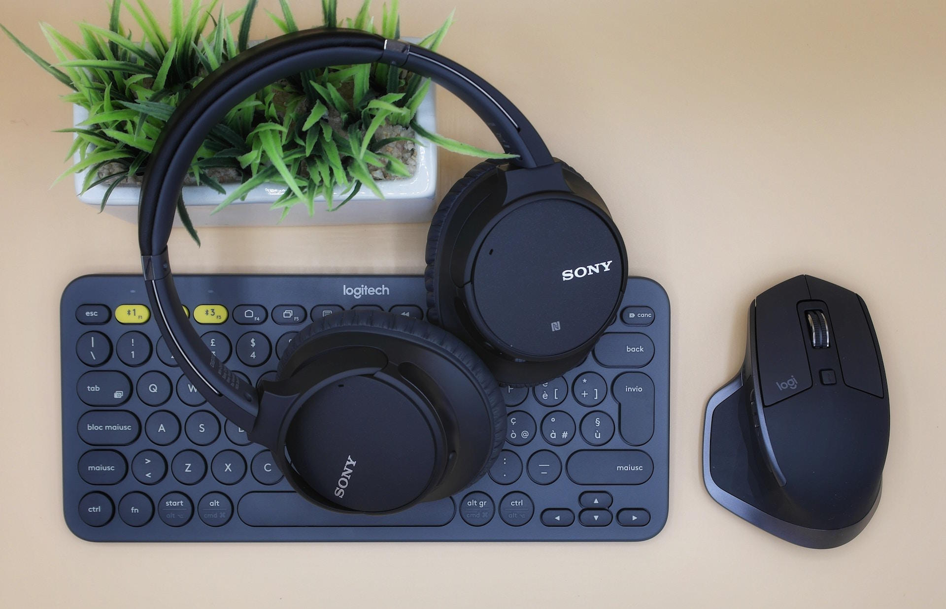 Teclado, rato e headphones
