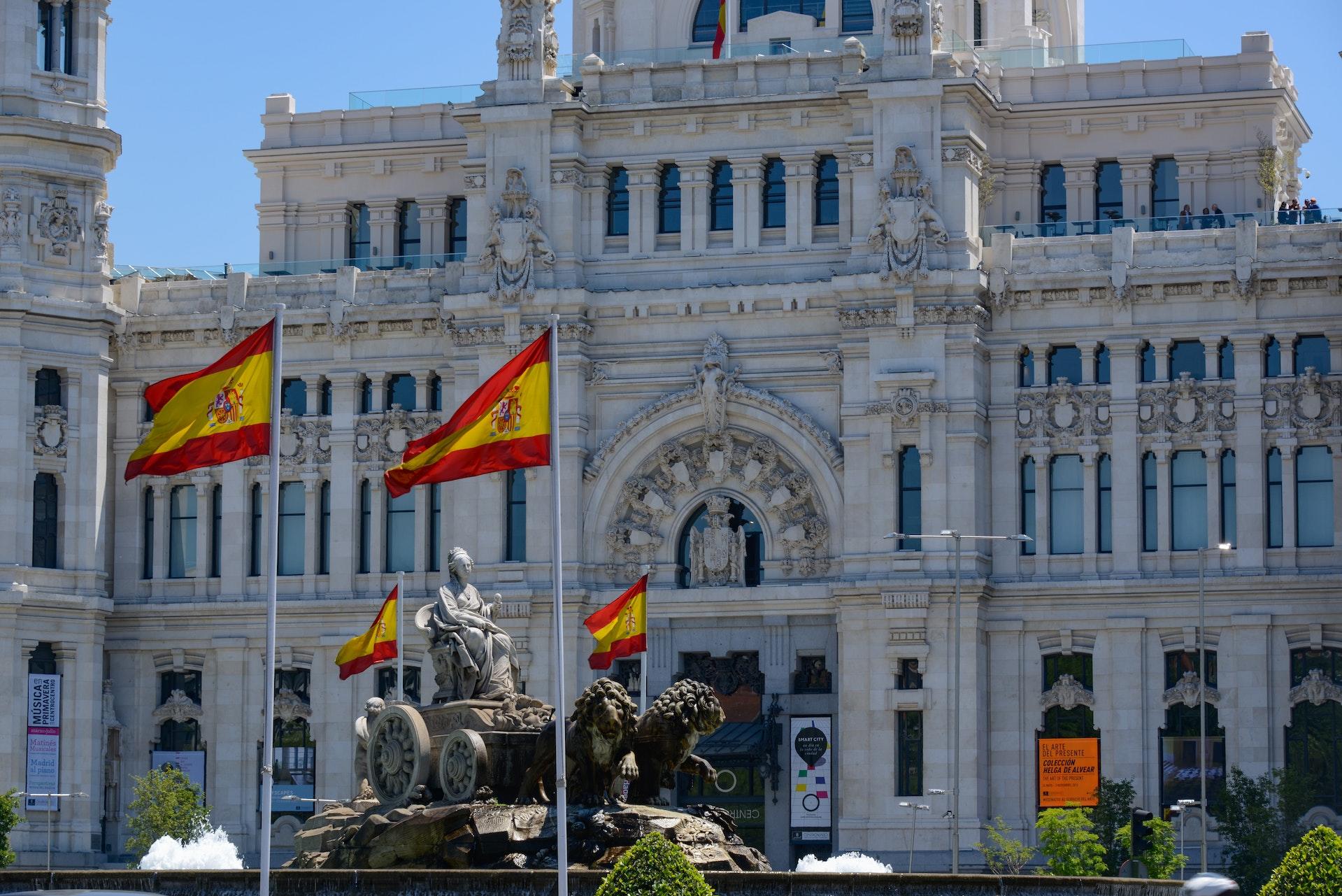 edificio com bandeiras espanholas