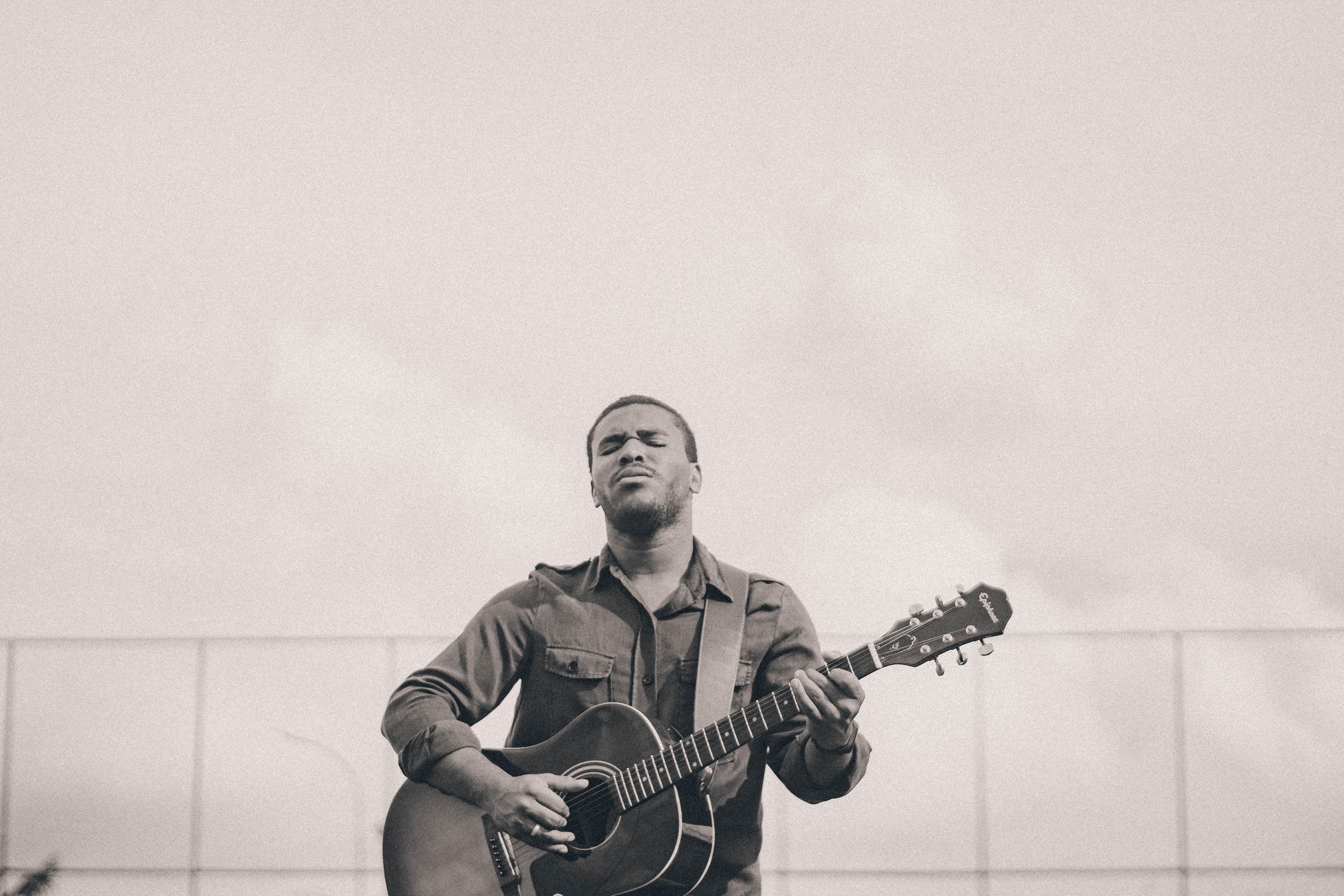 Homem a tocar guitarra